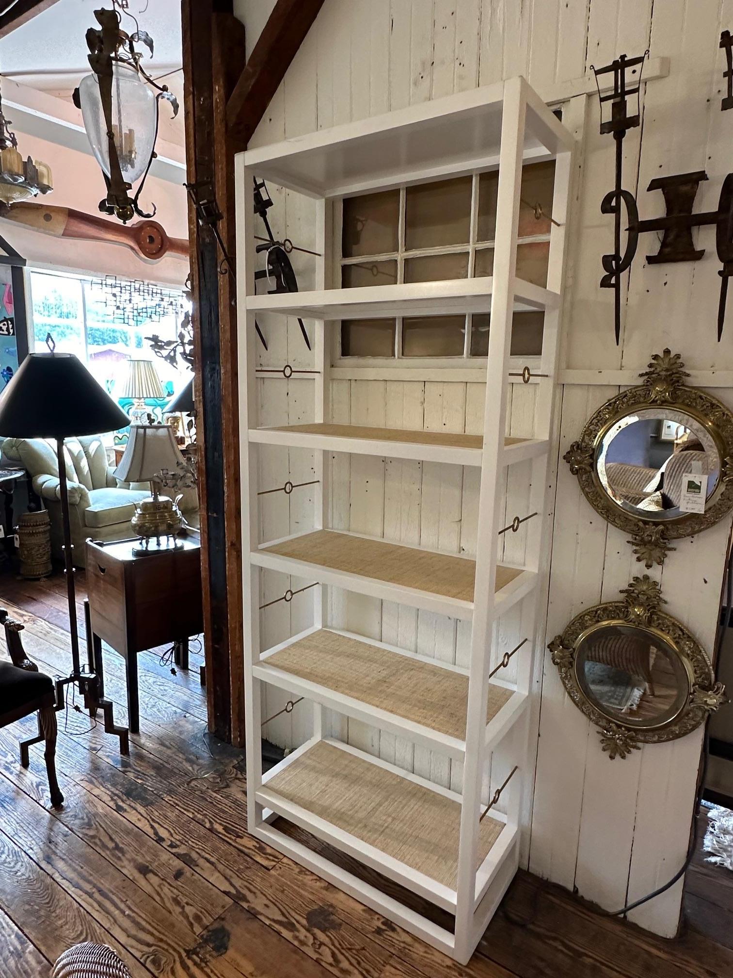 Estantería de madera pintada de blanco con estantes forrados de tela de hierba finales del siglo XX