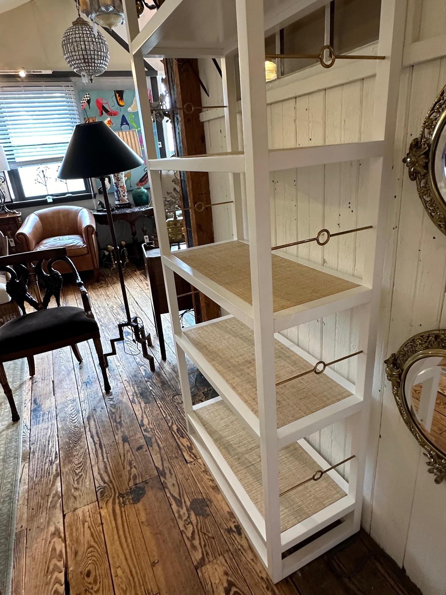Estantería de madera pintada de blanco con estantes forrados de tela de hierba Grasscloth