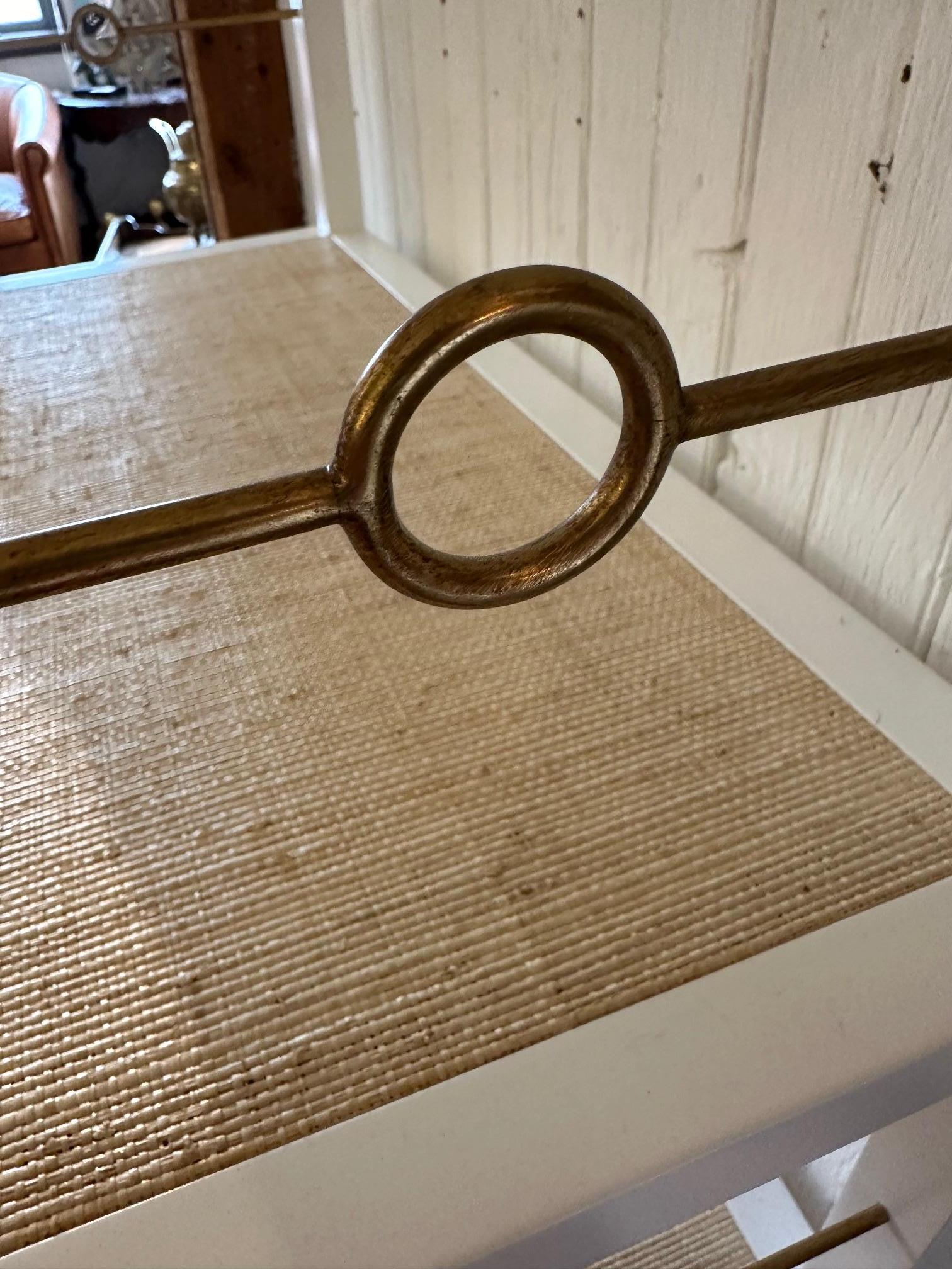 Estantería de madera pintada de blanco con estantes forrados de tela de hierba 1