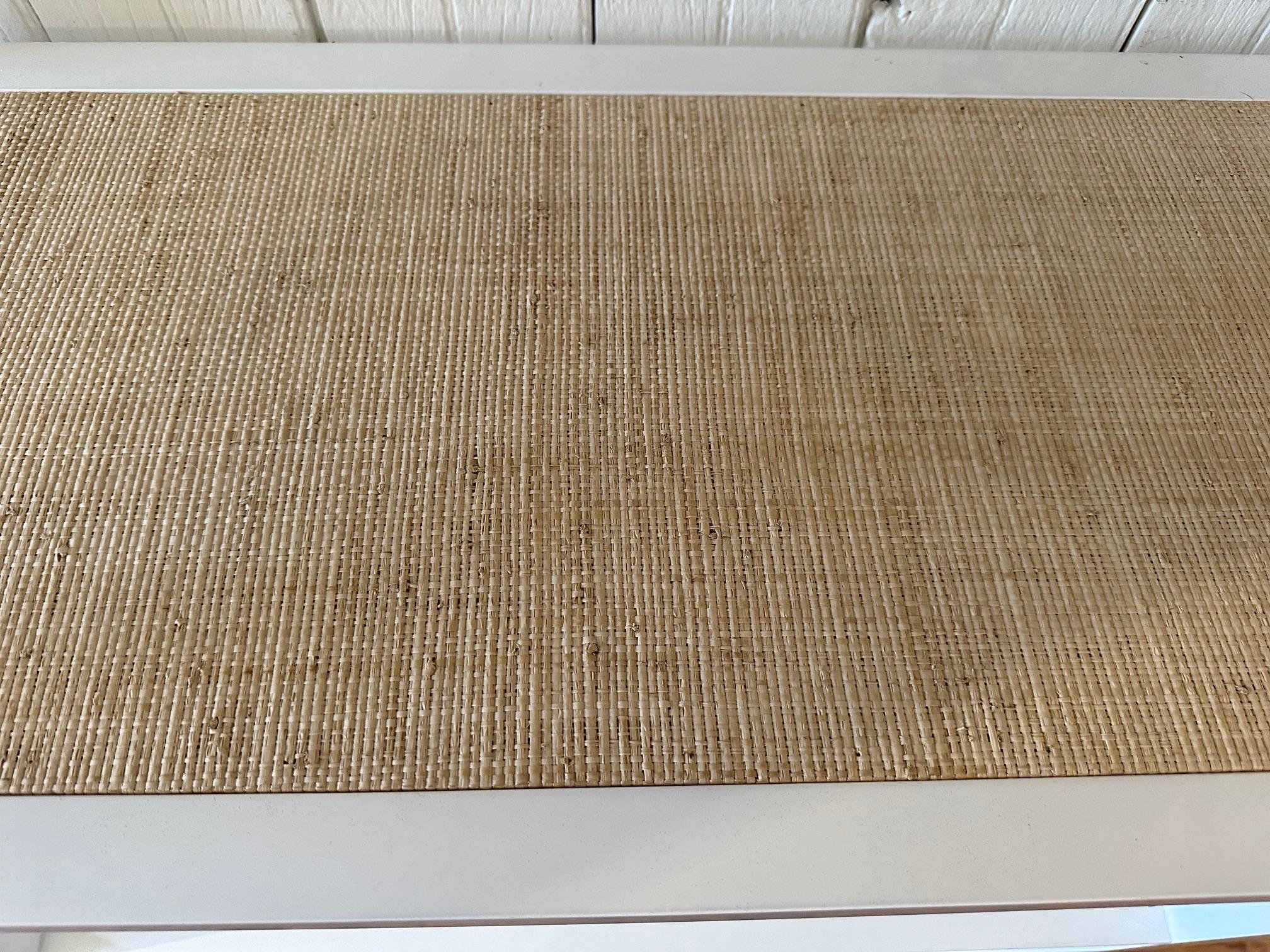 Estantería de madera pintada de blanco con estantes forrados de tela de hierba 2