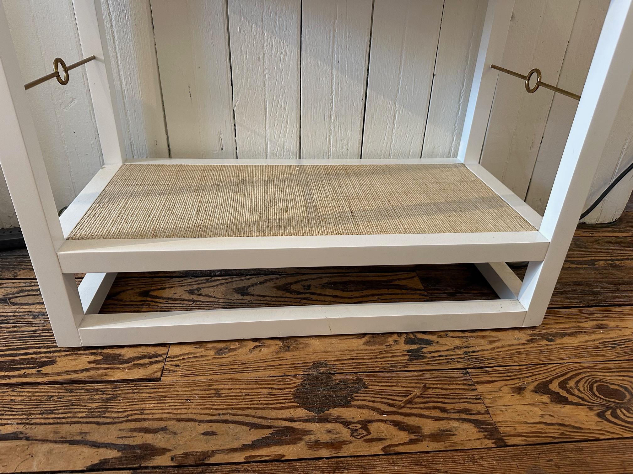 Estantería de madera pintada de blanco con estantes forrados de tela de hierba 3