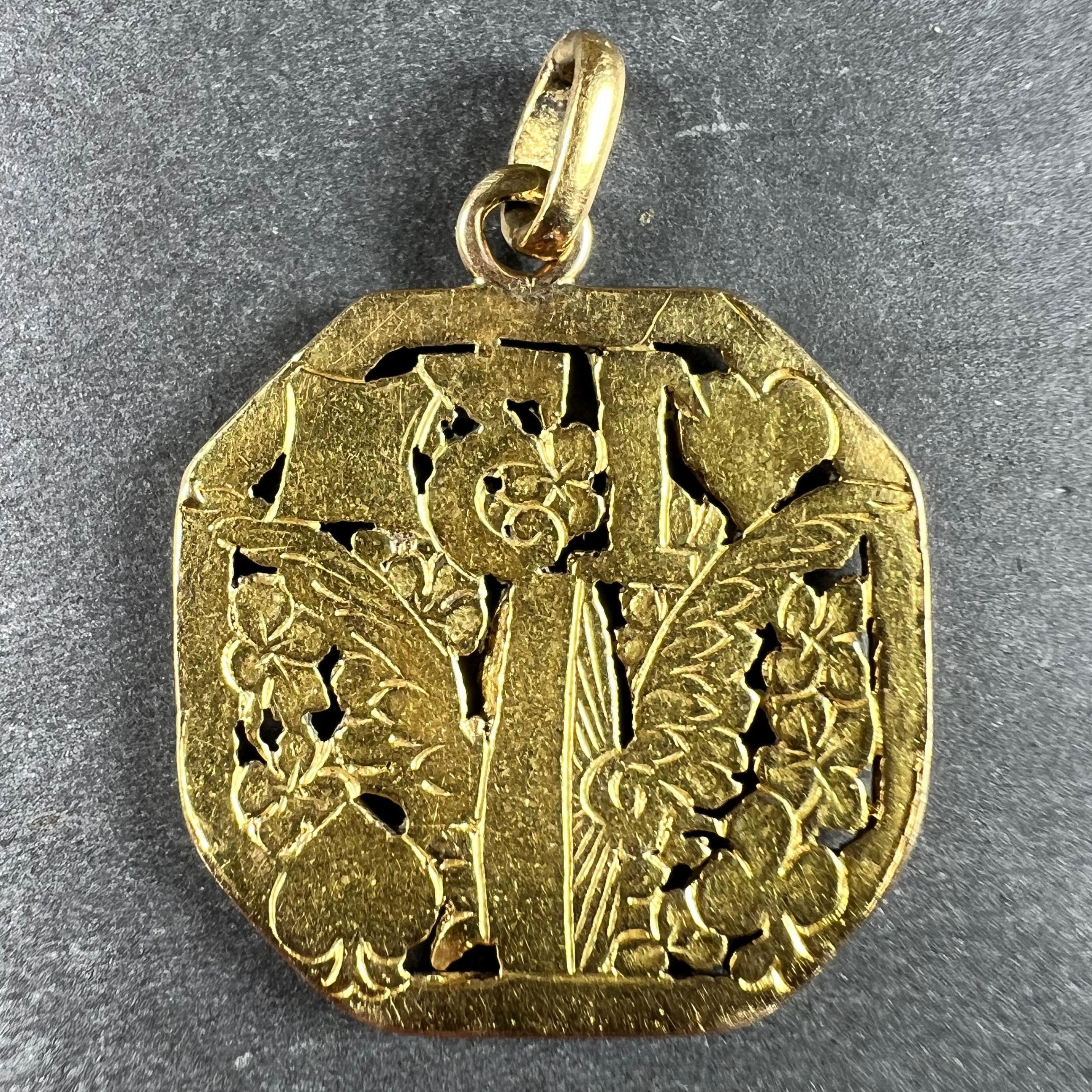 Good Luck 13 Hermes Wheel Cards Clover 18K Yellow Gold Lucky Charm Pendant In Good Condition For Sale In London, GB