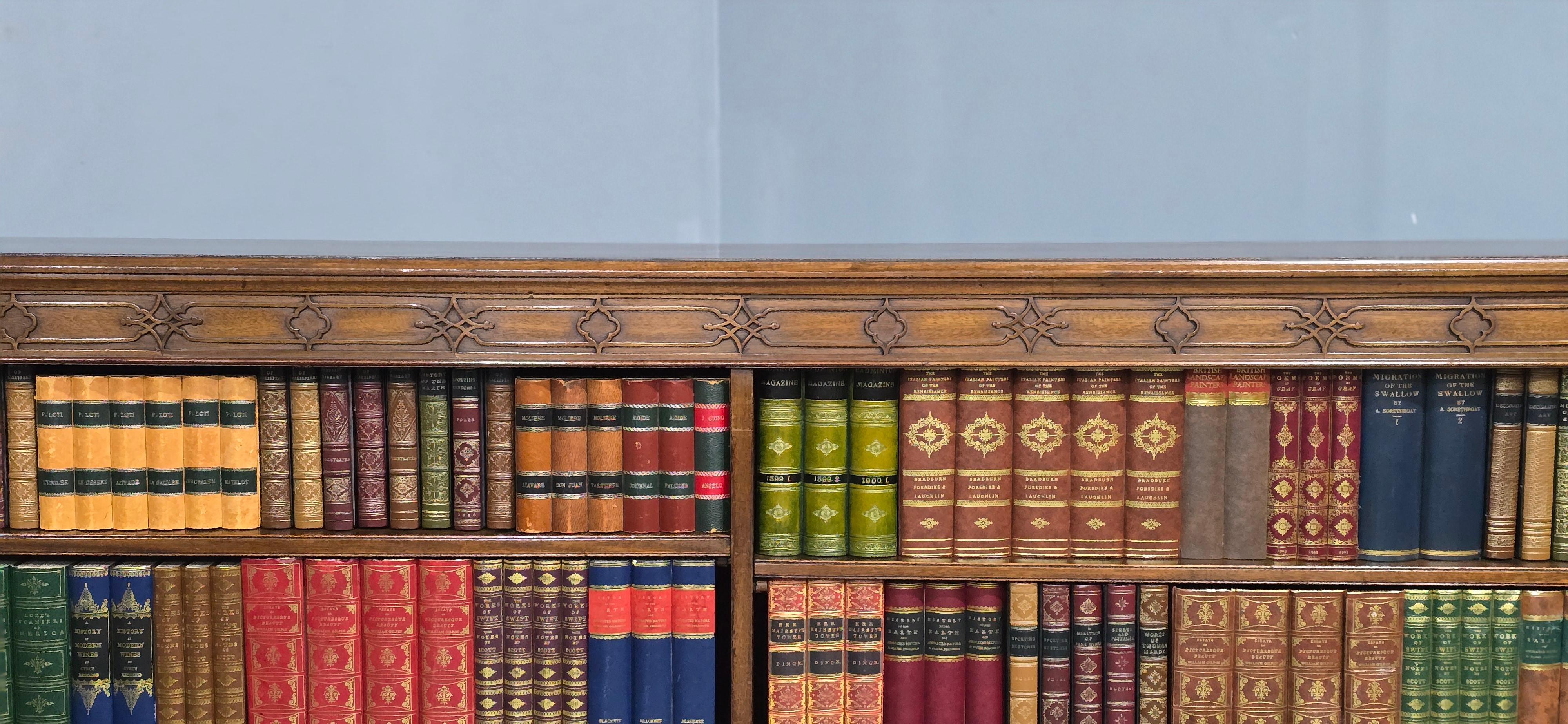 Inglese Libreria regolabile aperta bassa in mogano in vendita