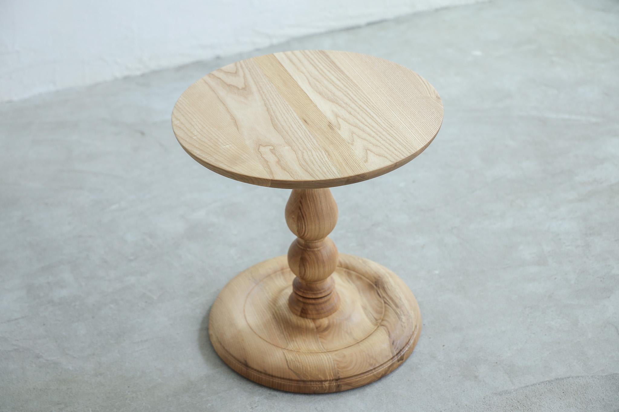 Cette série est basée sur la table basse antique extrêmement populaire qui est difficile à trouver et se vend rapidement lorsqu'elle arrive.
Le bois de frêne est recouvert d'une couche d'huile.

Cette table peut être utilisée comme table basse à