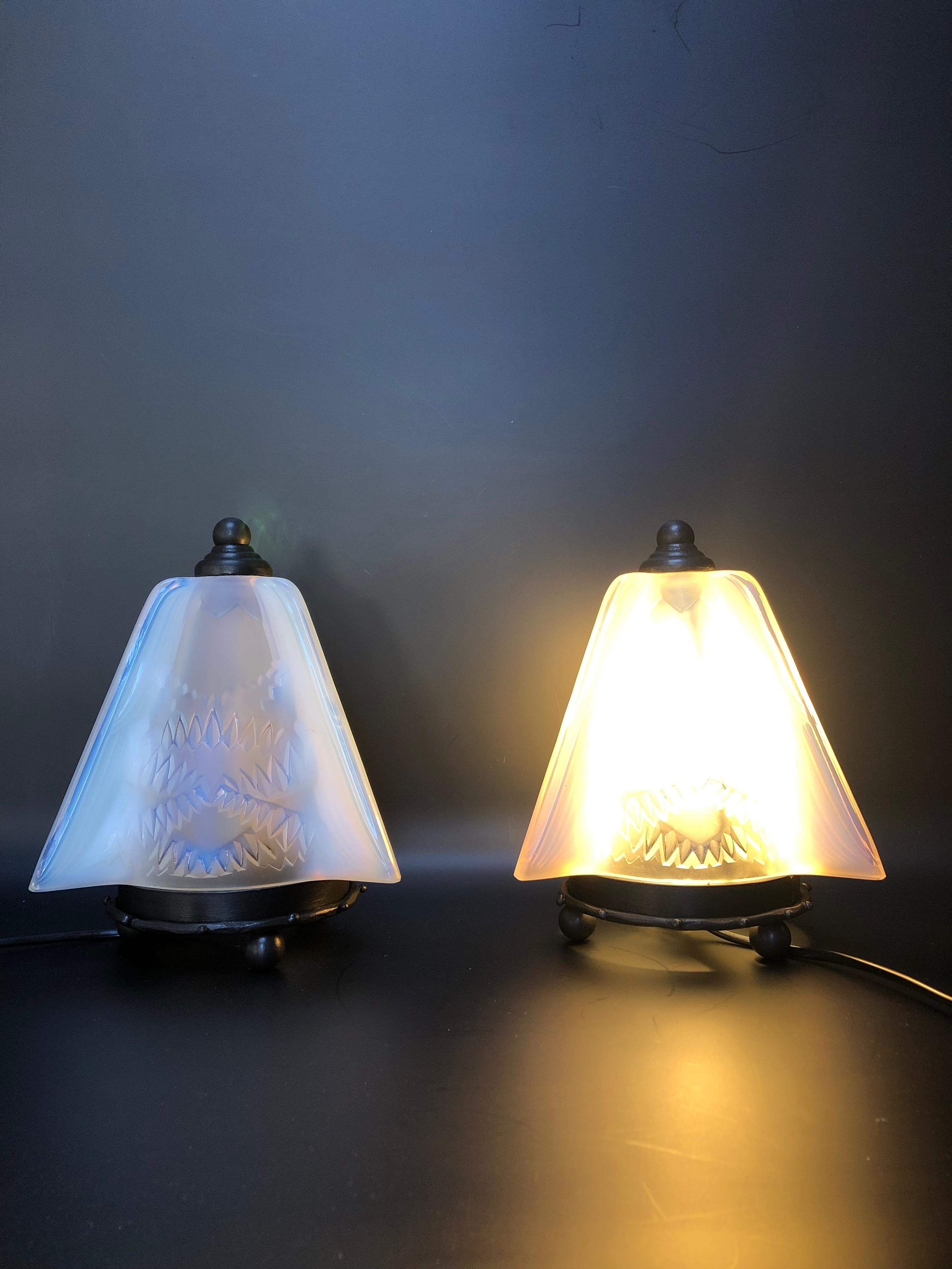 Pair of night lights circa 1930. Glassware in opalescent molded glass and wrought iron frame by Ranc Frères (unsigned).
Electrified and in perfect condition.
Height: 23cm
Base: 13cm
Weight: 4.5 Kg
