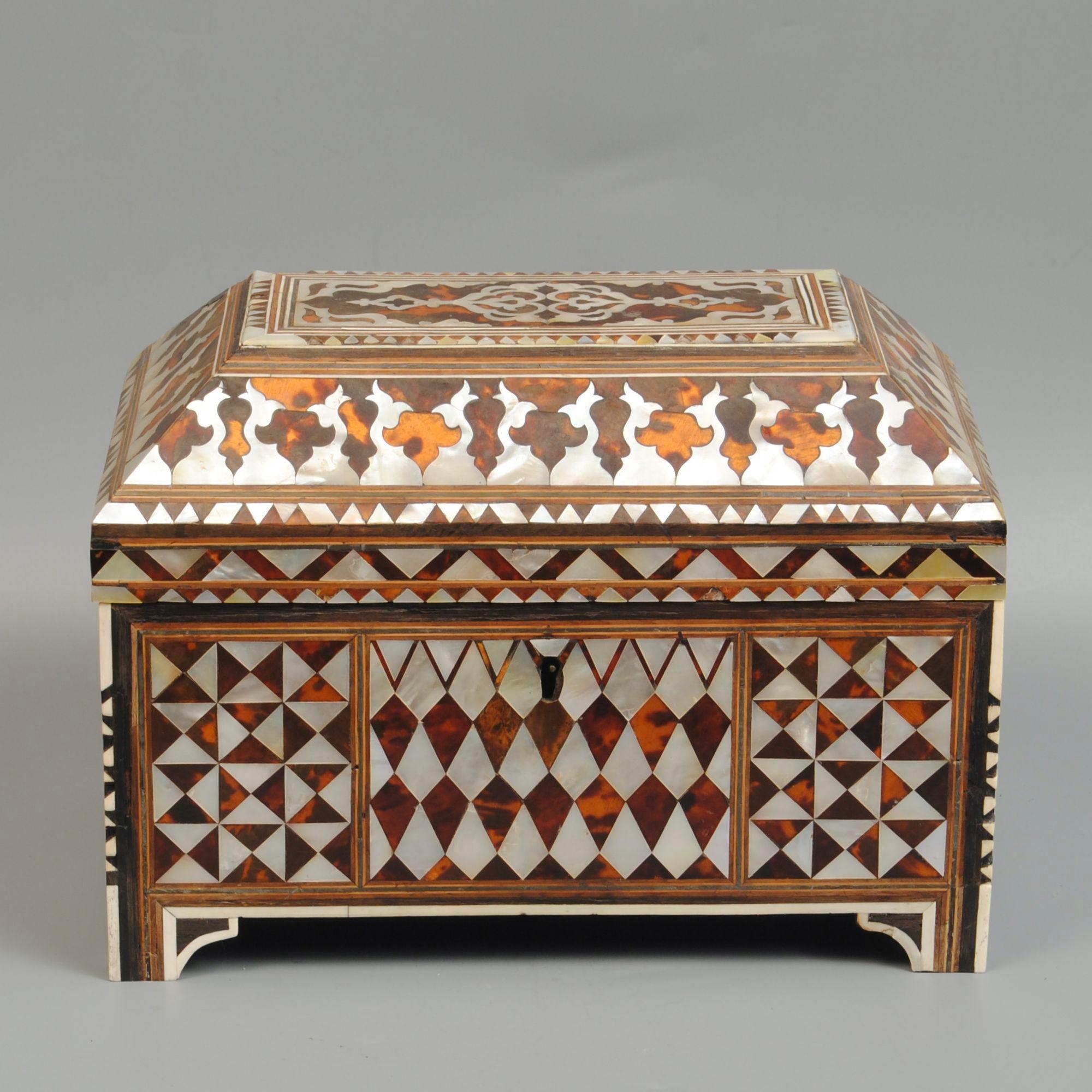 Caja de escribanía otomana con incrustaciones de nácar y carey del siglo XVIII. La caja está cubierta de azulejos geométricos y motivos florales.