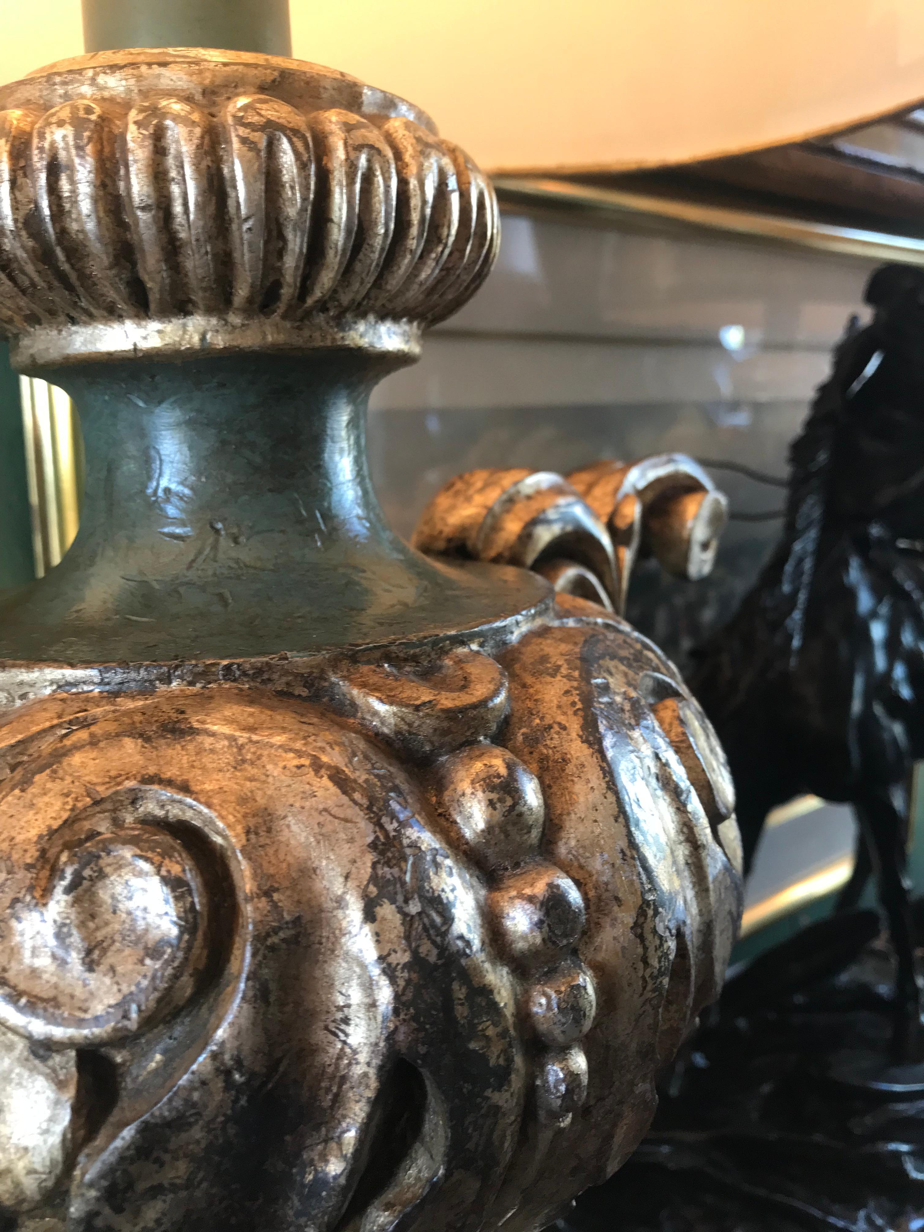 Paar handgeschnitzte venezianische Tischlampen aus Holz, versilbert und bemalt in Grün, 18. Jahrhundert, LA im Zustand „Gut“ im Angebot in West Hollywood, CA