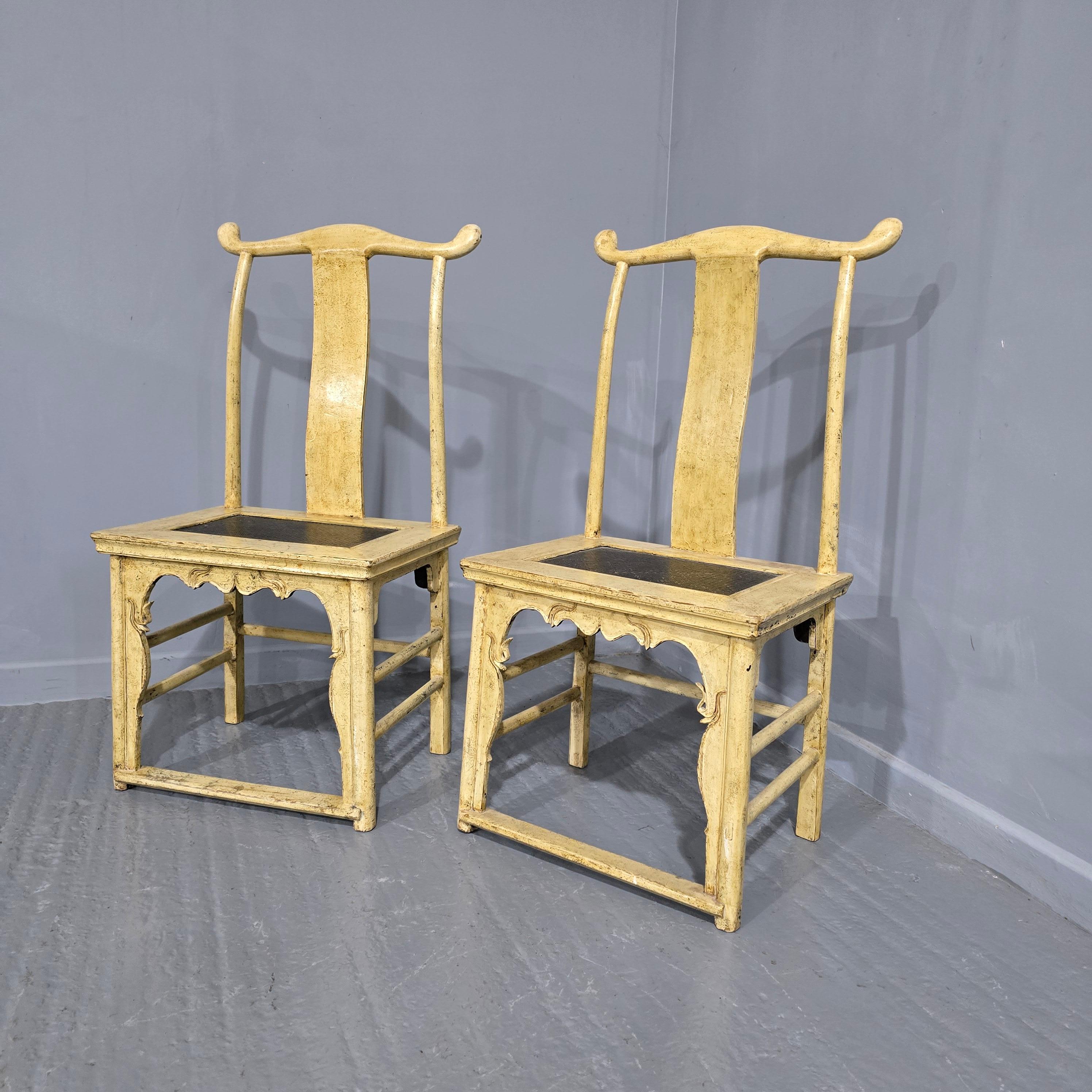 Une très bonne paire de chaises de salle peintes chinoises, avec des sièges en raphia, en très bon état d'origine.

43