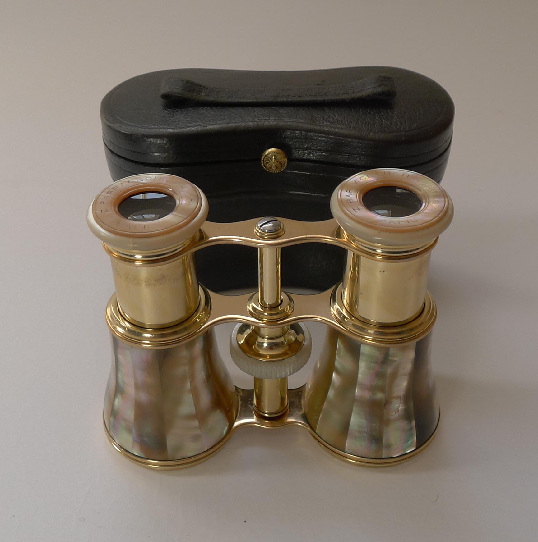 A superb pair of French opera glasses clad in stunning mother of pearl or Nacre shell with it's magical iridescent qualities.

In full working order, both eyepieces are engraved and inked by the maker, Zachariah Barraclough & Sons.

Complete