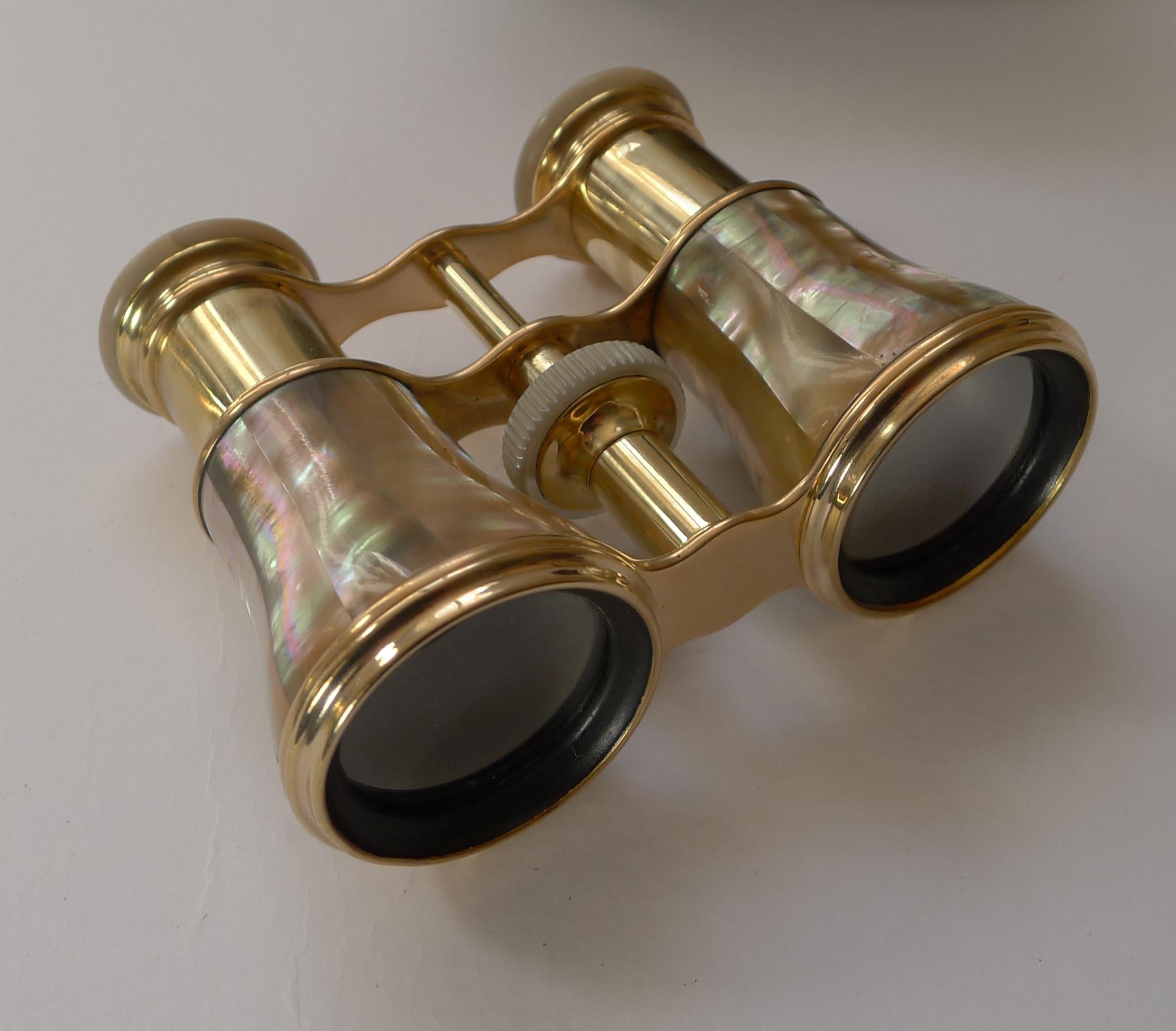 Good Pair French Cased Mother of Pearl Opera Glasses, c.1900 In Good Condition In Bath, GB