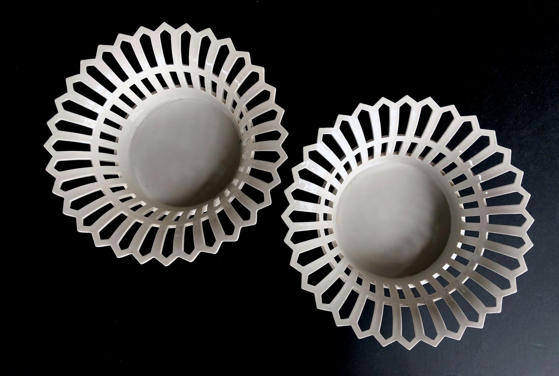 Good Pair of German KPM White-glazed Pierced Lattice Porcelain Compotes For Sale 1