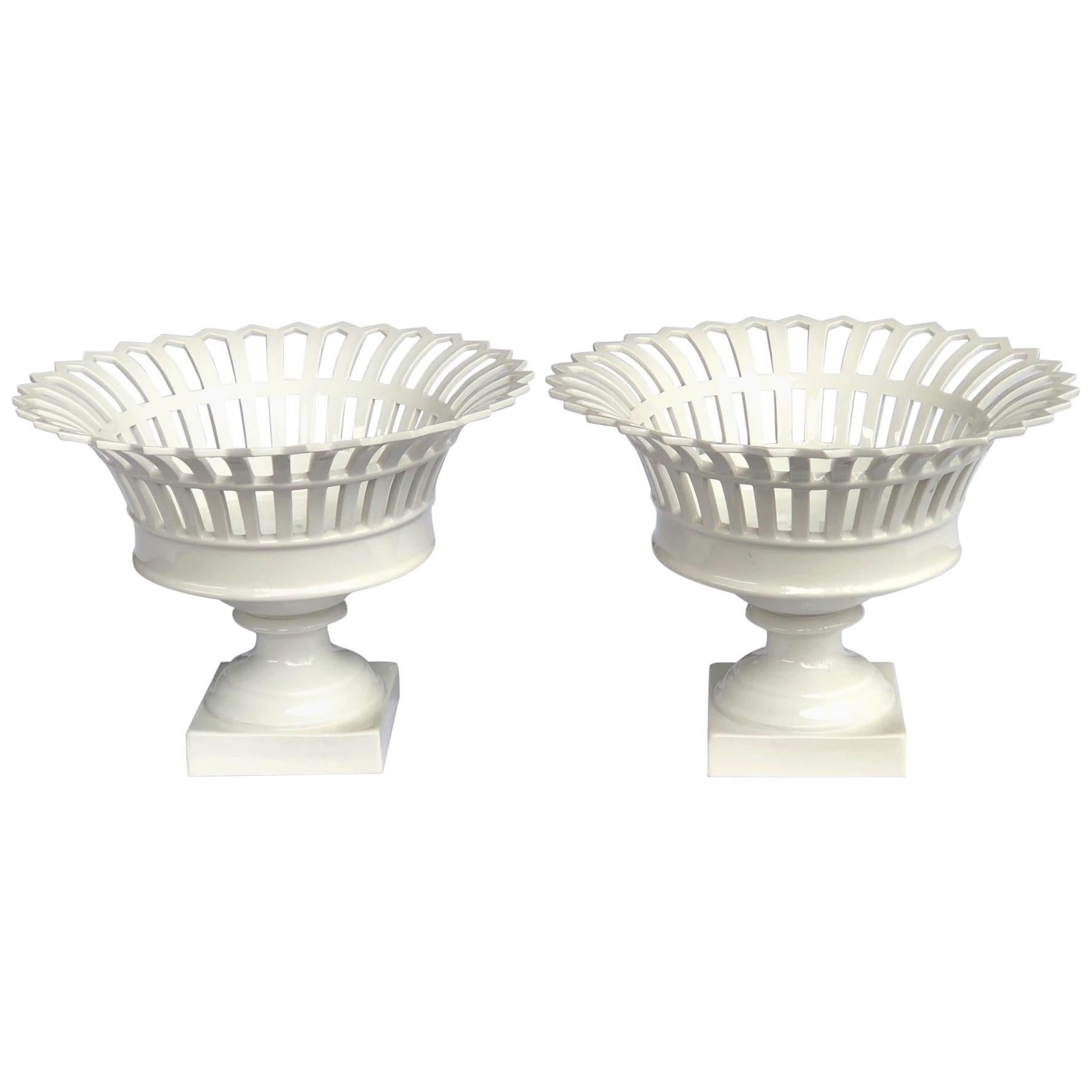 Paire de bonnes compotiers allemandes KPM en porcelaine en treillis percé et verni blanchi à blanc
