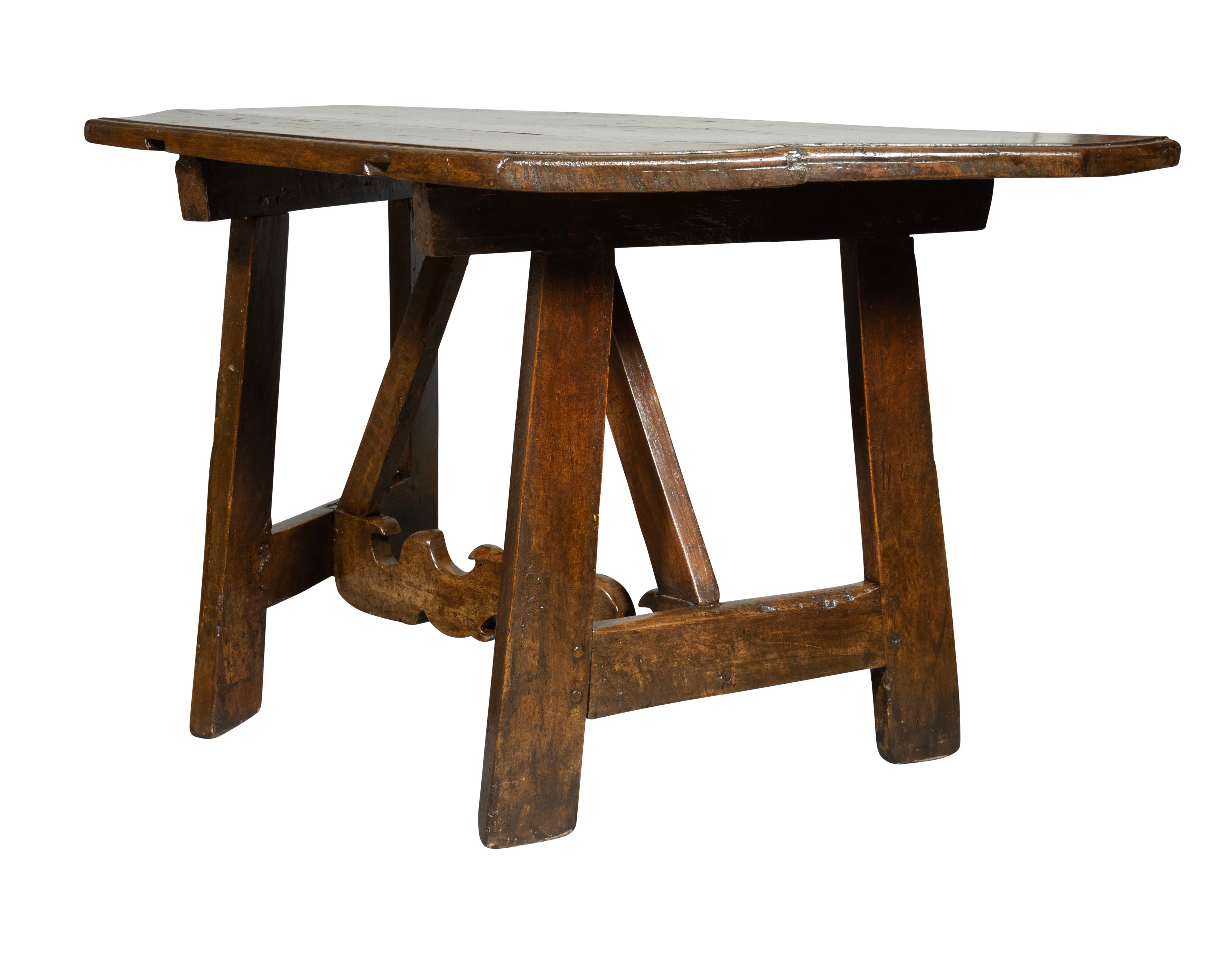 Gutes Paar italienische Barock-Konsolentische aus Nussbaumholz im Angebot 5