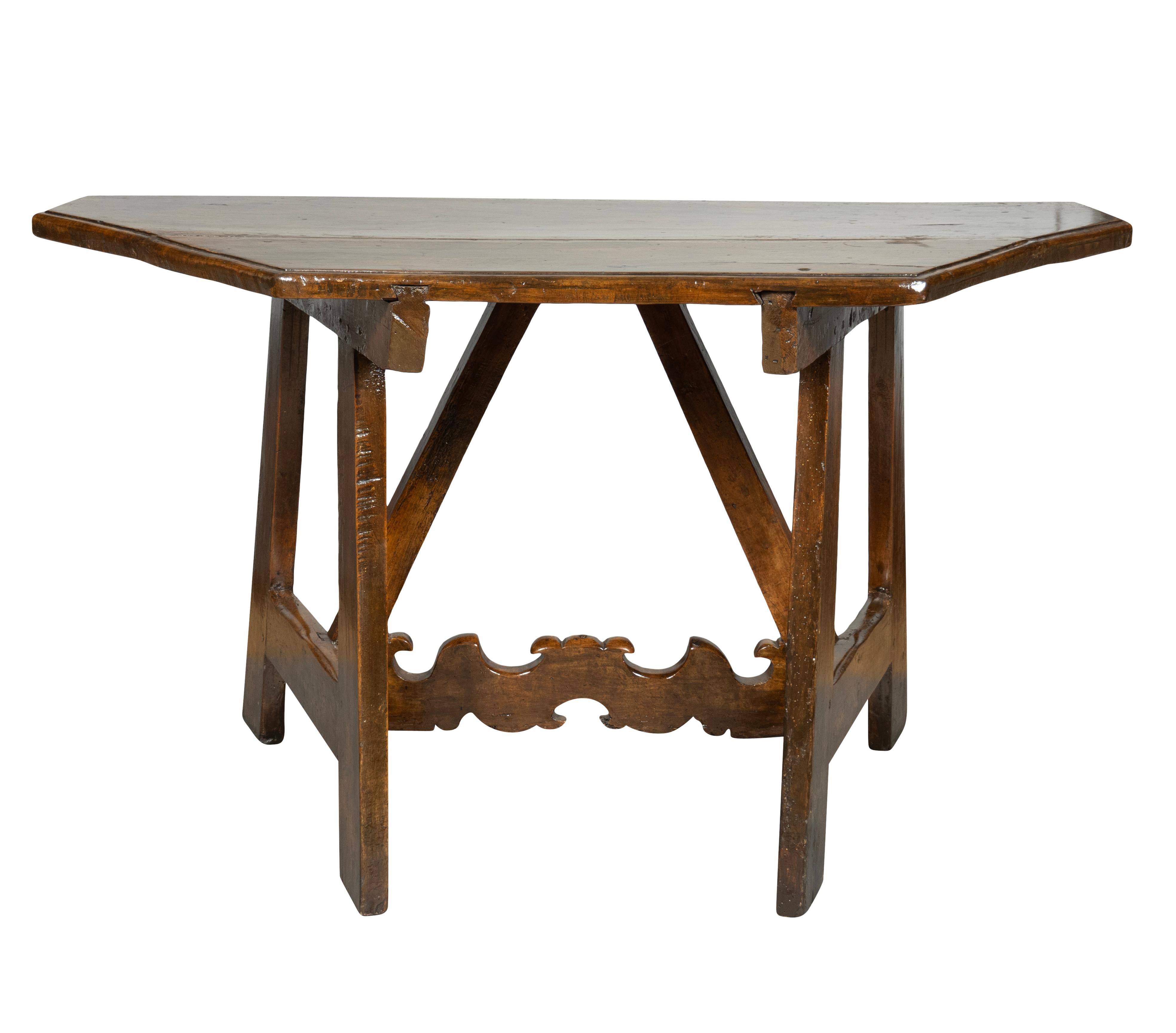 Gutes Paar italienische Barock-Konsolentische aus Nussbaumholz im Angebot 6