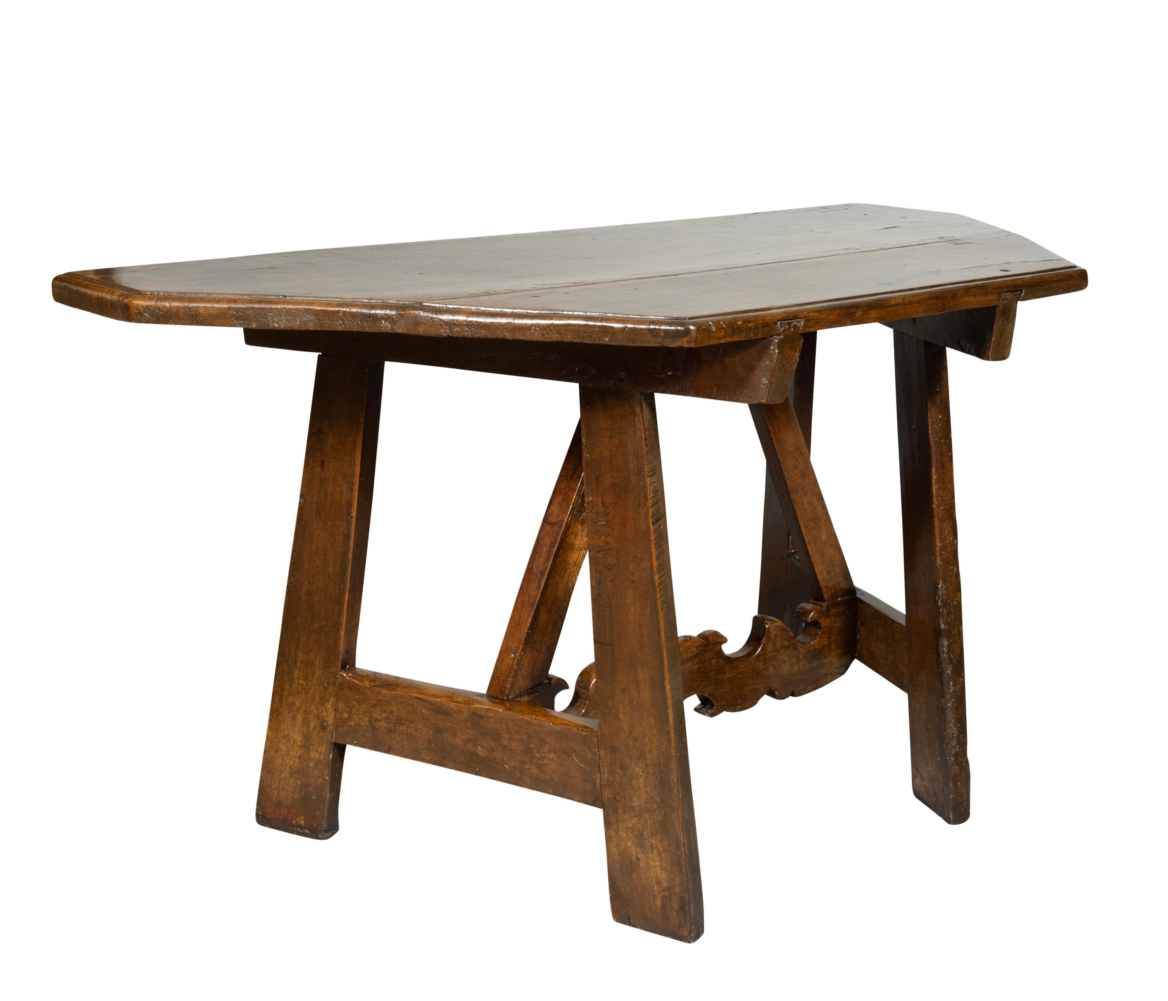 Gutes Paar italienische Barock-Konsolentische aus Nussbaumholz im Angebot 7