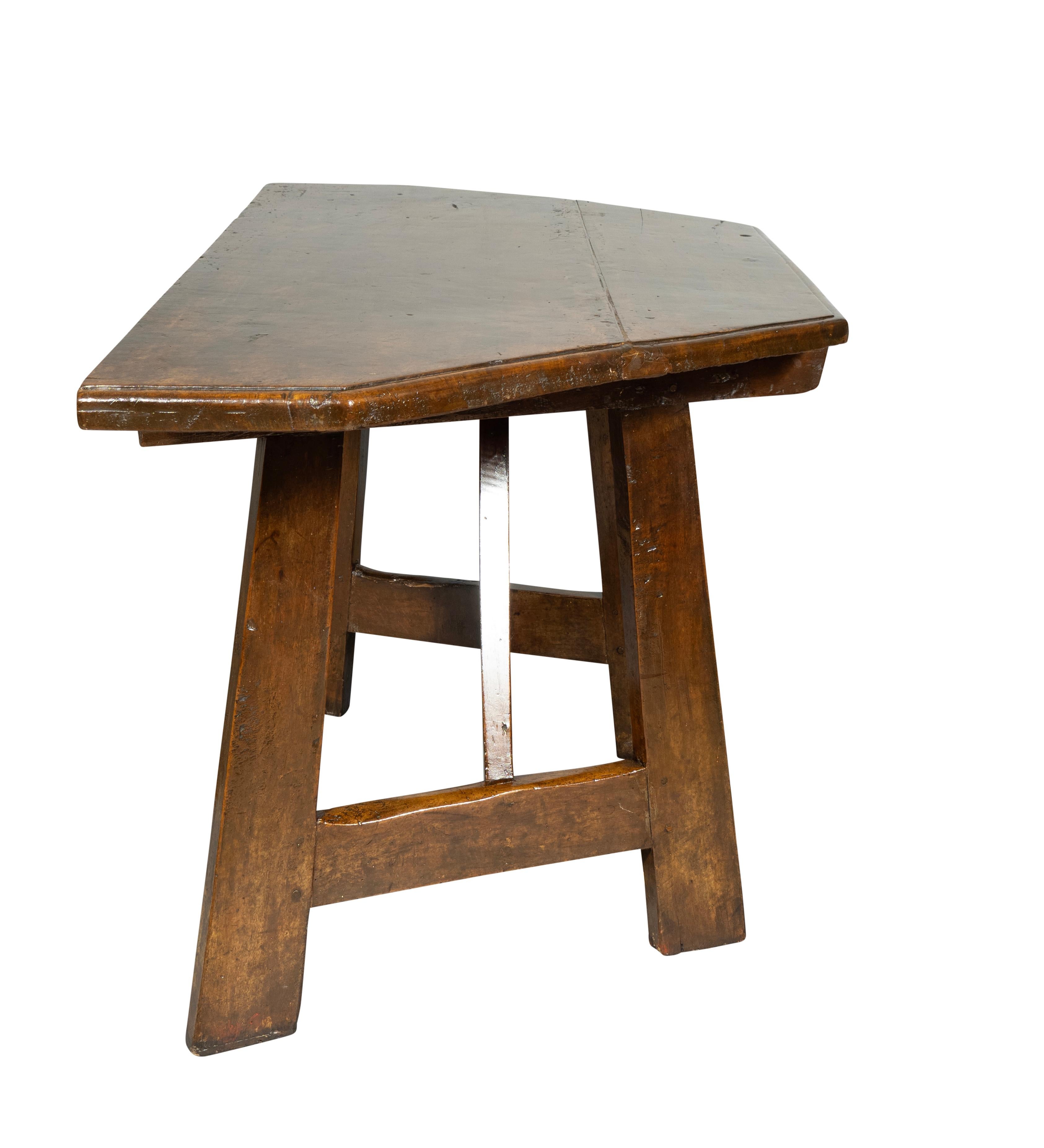 Gutes Paar italienische Barock-Konsolentische aus Nussbaumholz im Angebot 8