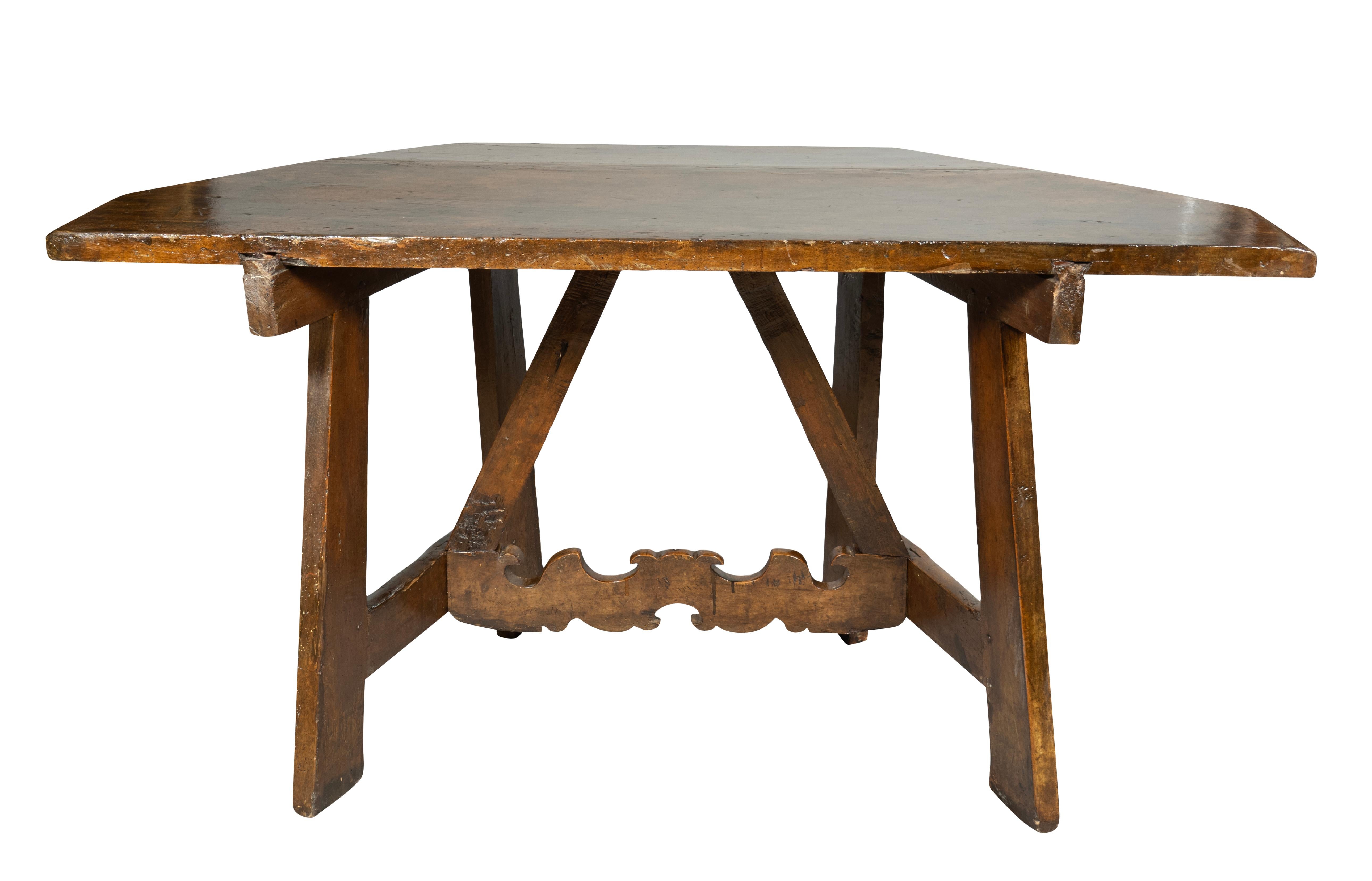 Gutes Paar italienische Barock-Konsolentische aus Nussbaumholz im Angebot 9