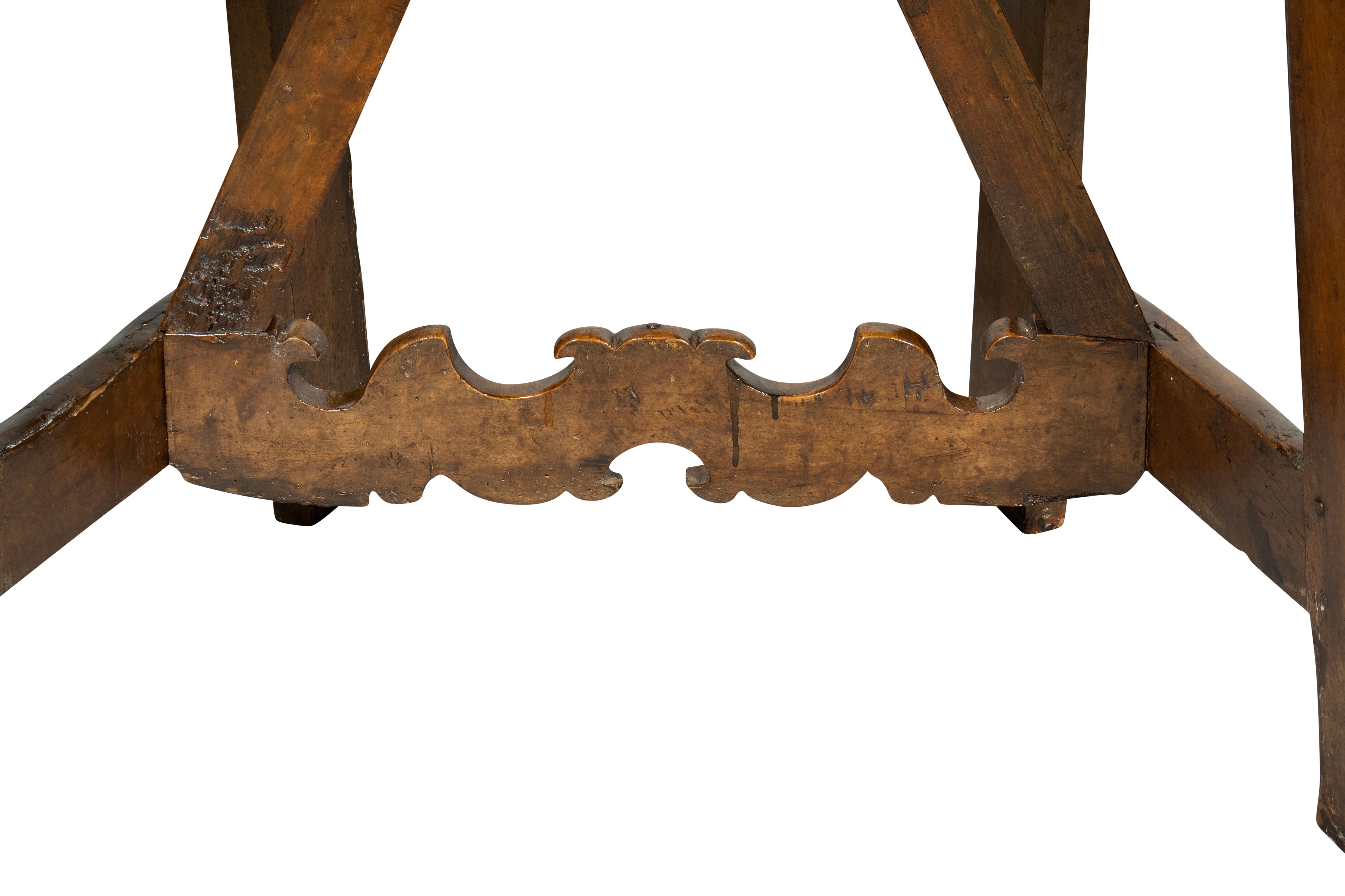 Gutes Paar italienische Barock-Konsolentische aus Nussbaumholz im Angebot 10