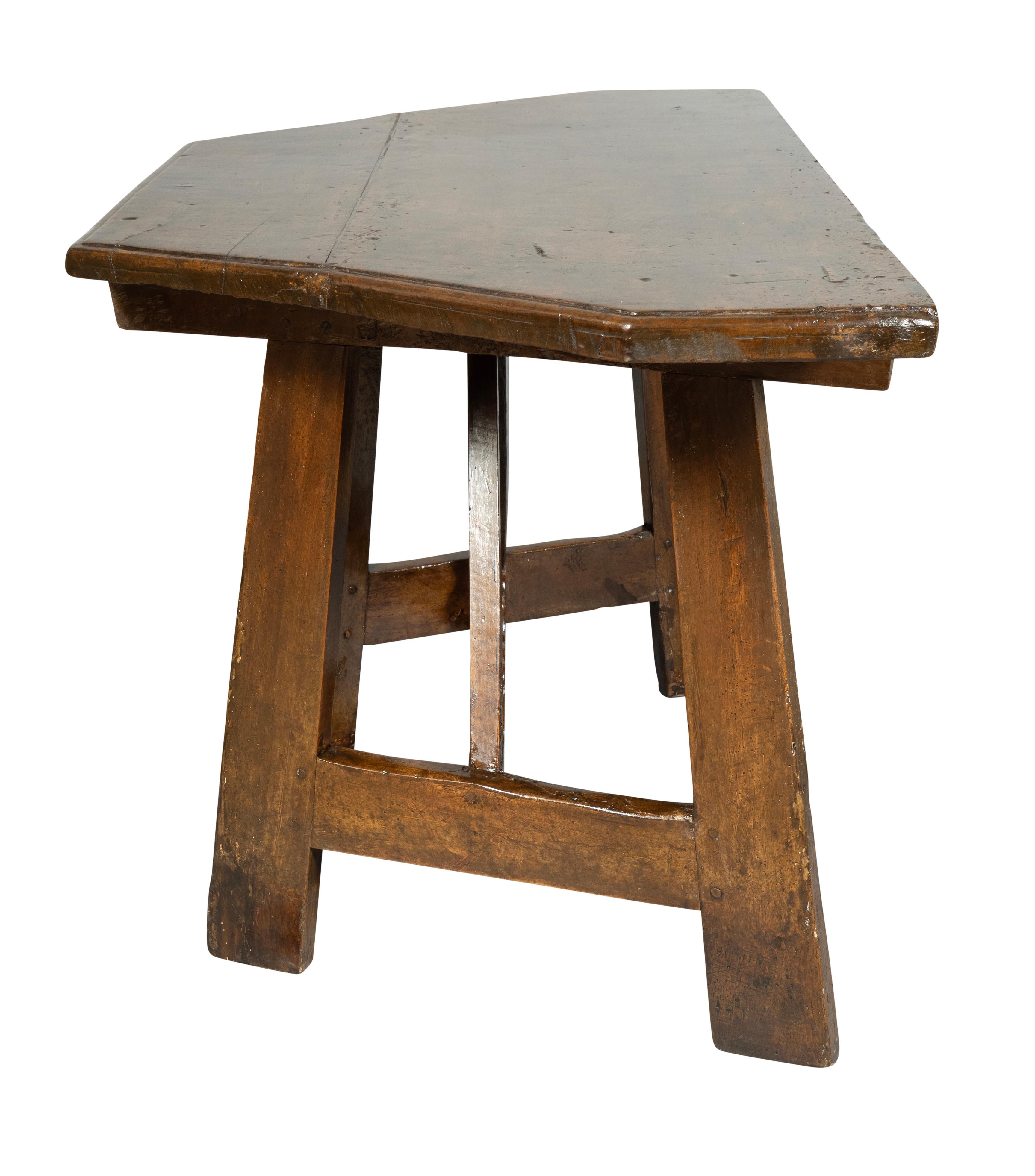 Gutes Paar italienische Barock-Konsolentische aus Nussbaumholz im Angebot 11
