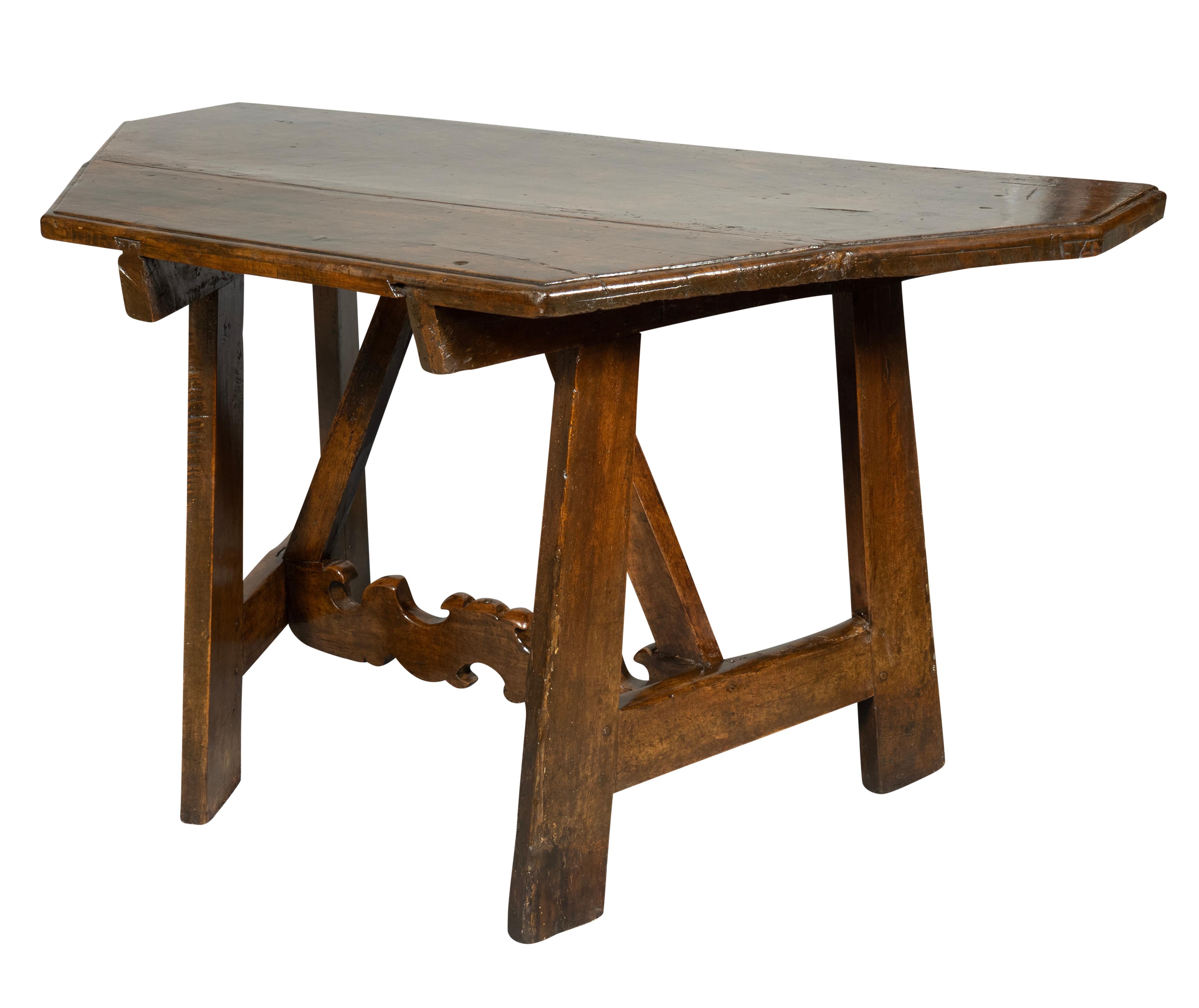Gutes Paar italienische Barock-Konsolentische aus Nussbaumholz im Angebot 12