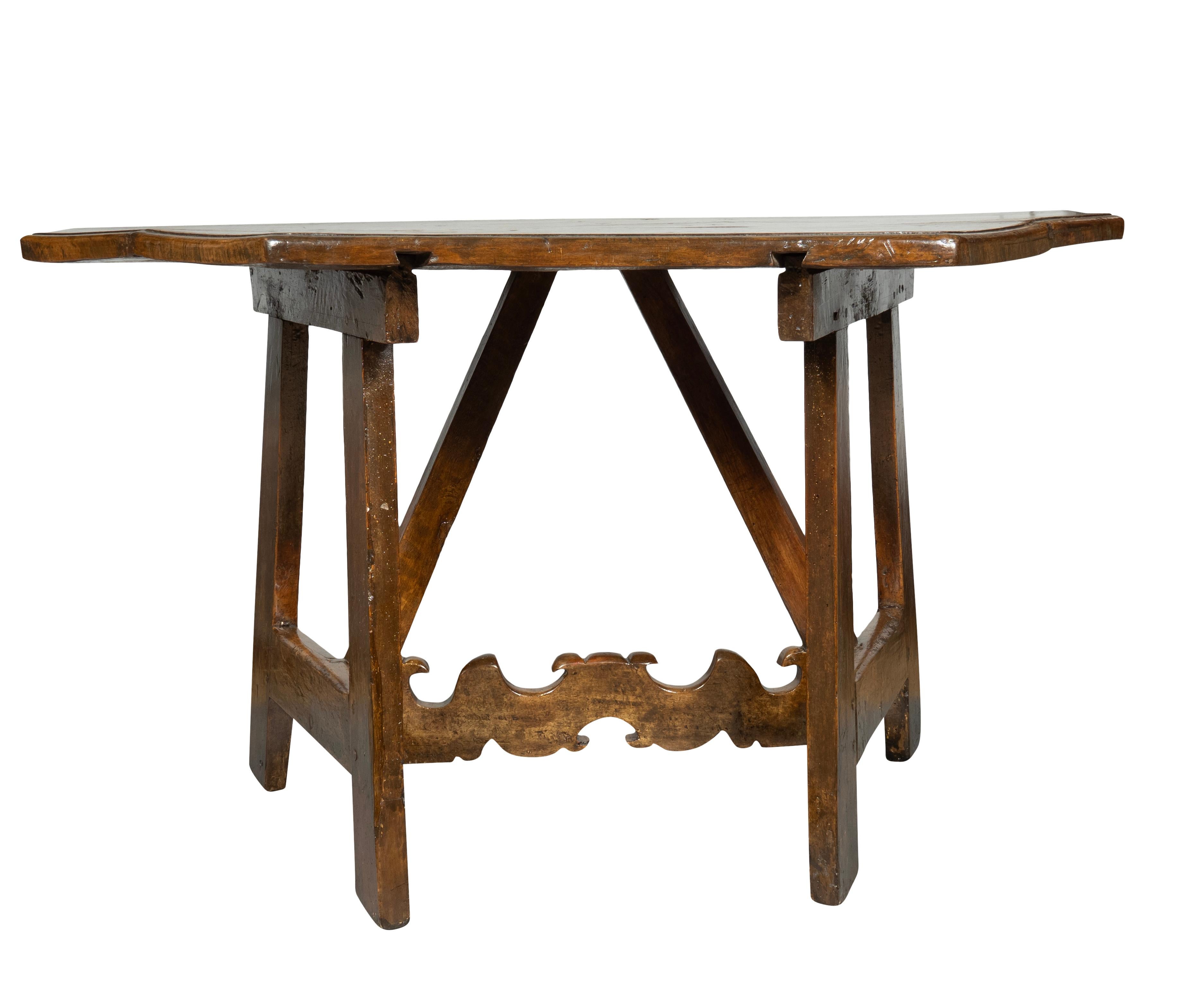 Jede von ihnen hat eine dicke, robuste Konstruktion mit reicher brauner Patina. Die geradlinige Vorderseite mit abgewinkelten Seiten und Beinen mit quadratischem Querschnitt, die durch geformte Strecker verbunden sind,