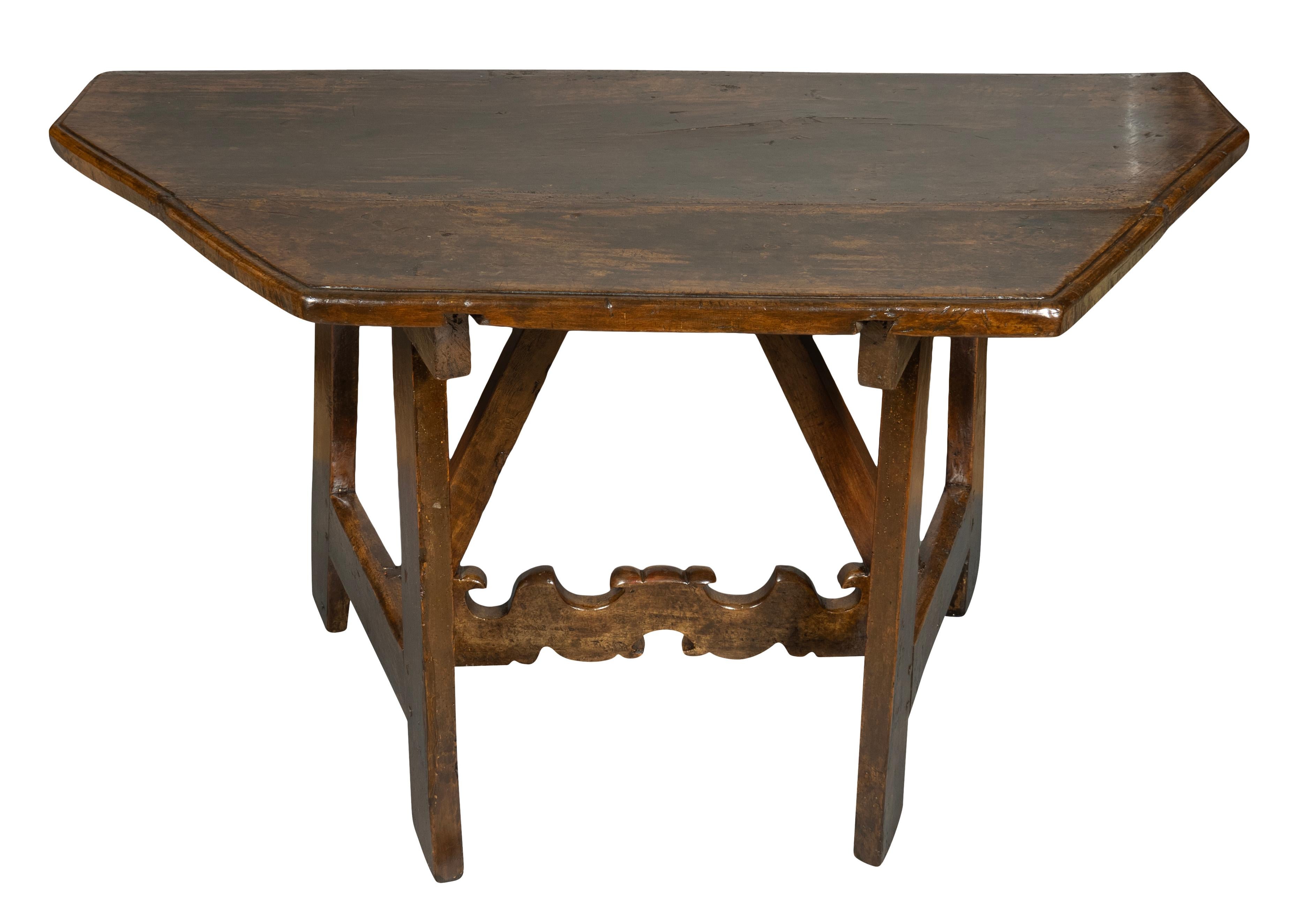 Gutes Paar italienische Barock-Konsolentische aus Nussbaumholz im Zustand „Gut“ im Angebot in Essex, MA