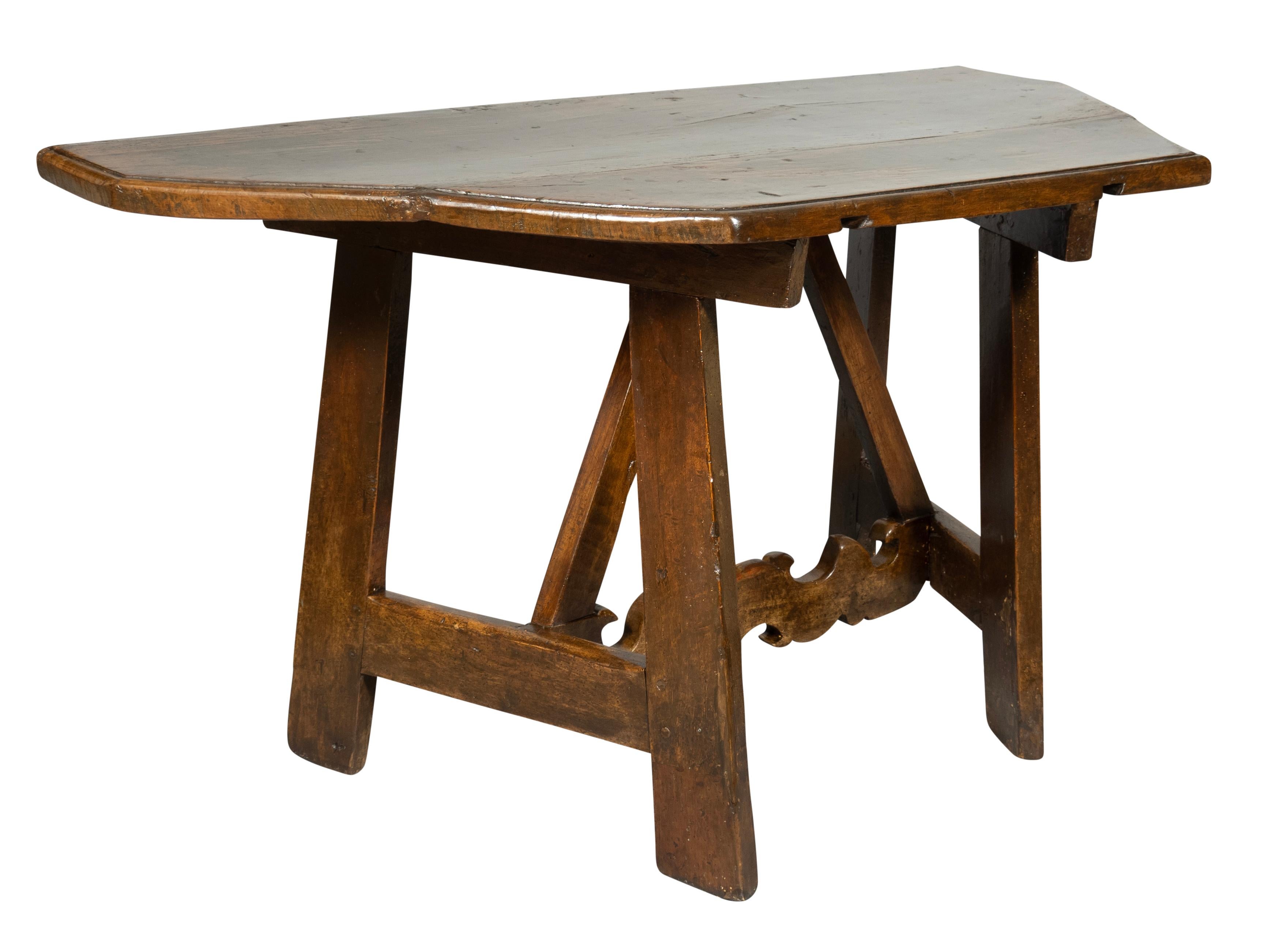 Gutes Paar italienische Barock-Konsolentische aus Nussbaumholz (Spätes 17. Jahrhundert) im Angebot