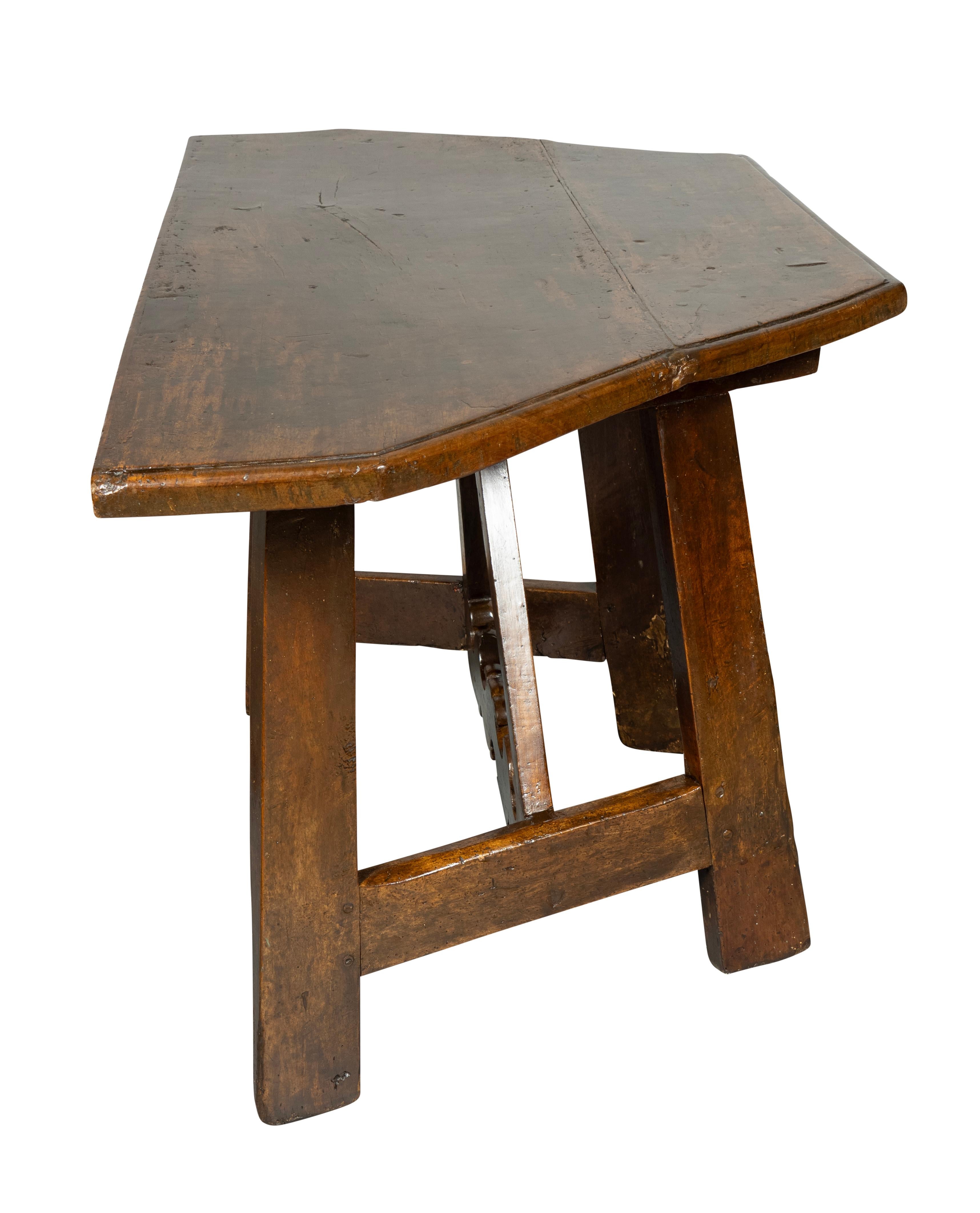 Gutes Paar italienische Barock-Konsolentische aus Nussbaumholz (Walnuss) im Angebot