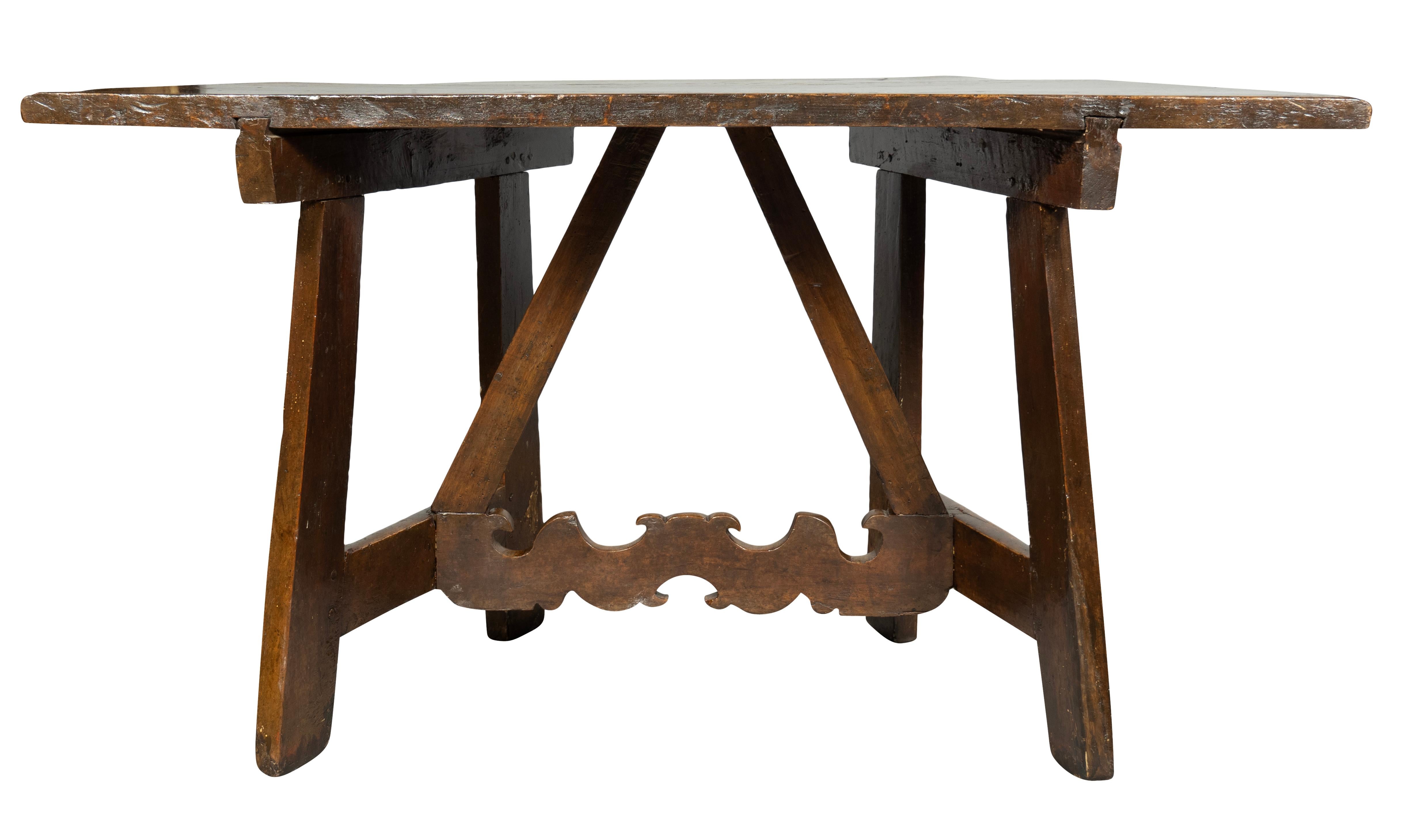 Gutes Paar italienische Barock-Konsolentische aus Nussbaumholz im Angebot 2