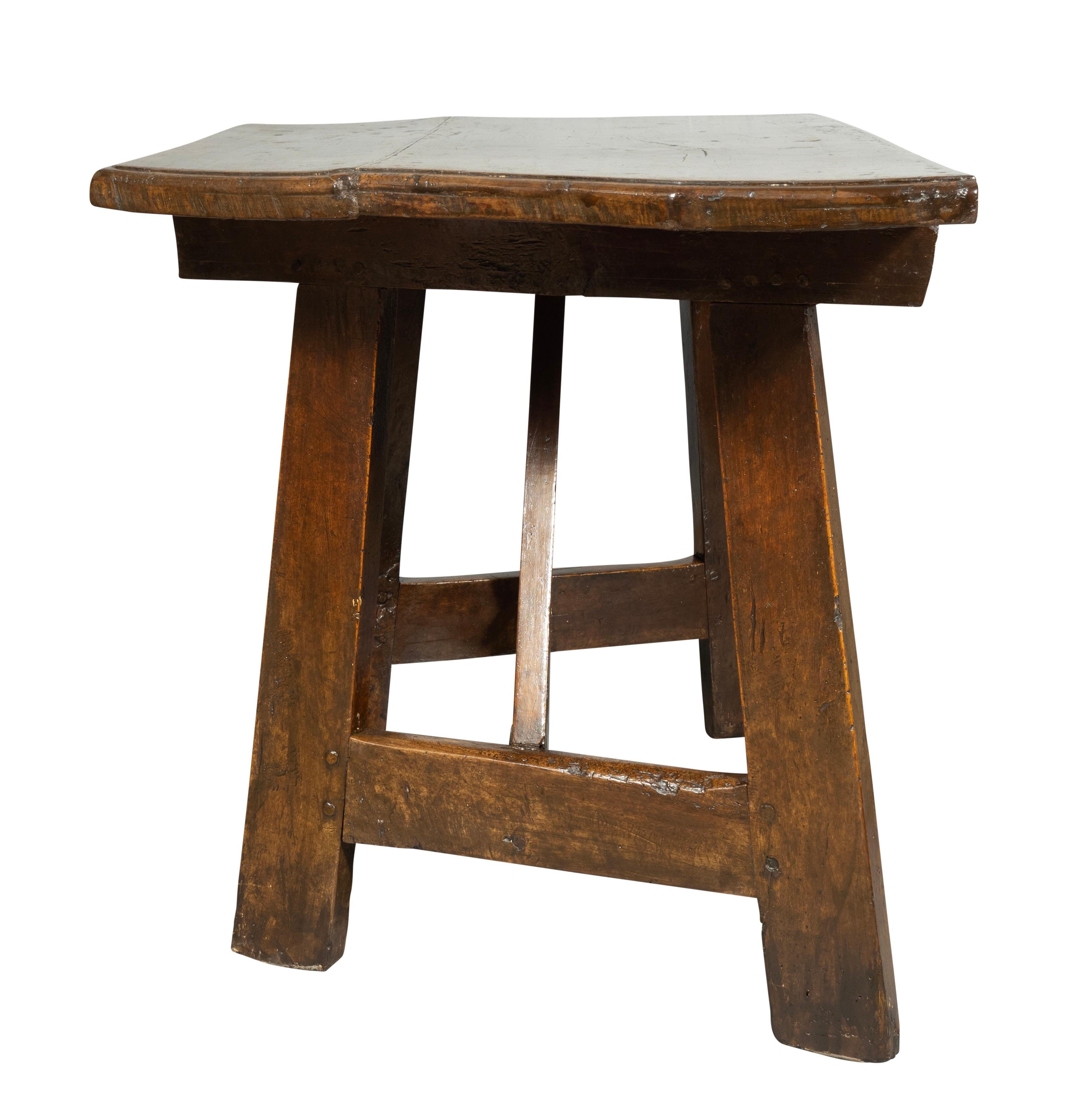 Gutes Paar italienische Barock-Konsolentische aus Nussbaumholz im Angebot 3