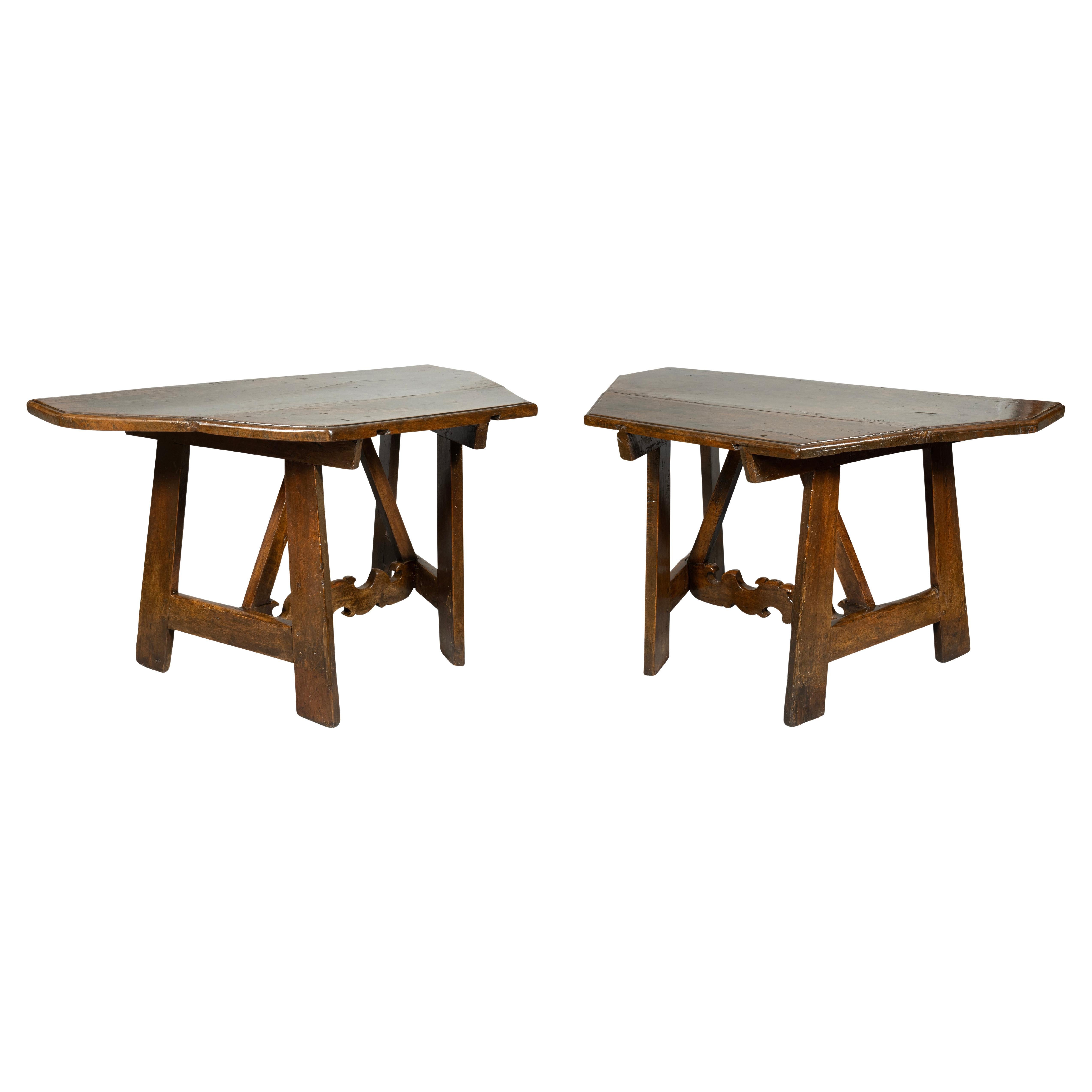 Gutes Paar italienische Barock-Konsolentische aus Nussbaumholz im Angebot