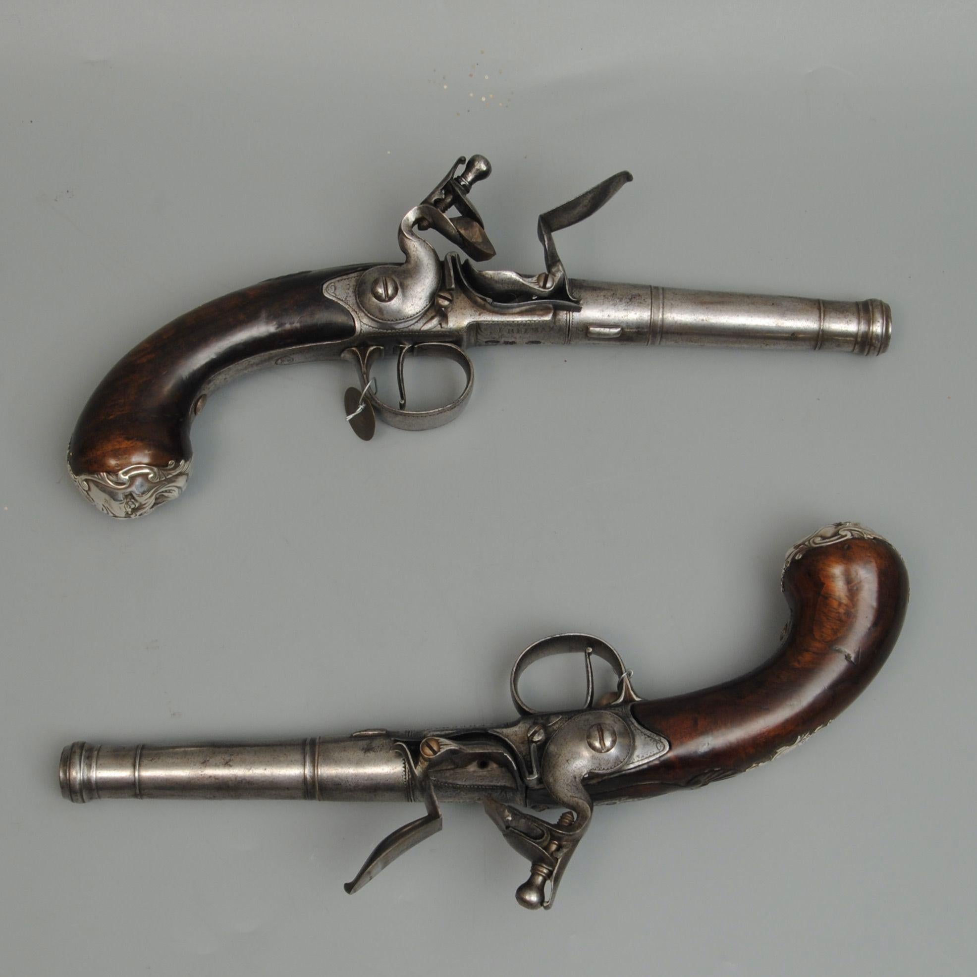 Gutes Paar Queen Anne Barrel Silbermontierte Pistolen (Englisch) im Angebot