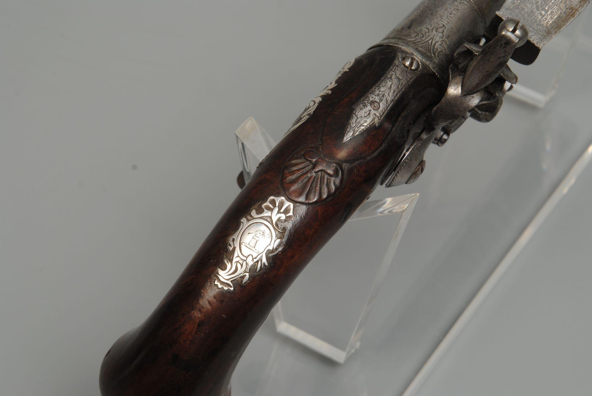 Gutes Paar Queen Anne Barrel Silbermontierte Pistolen (18. Jahrhundert und früher) im Angebot