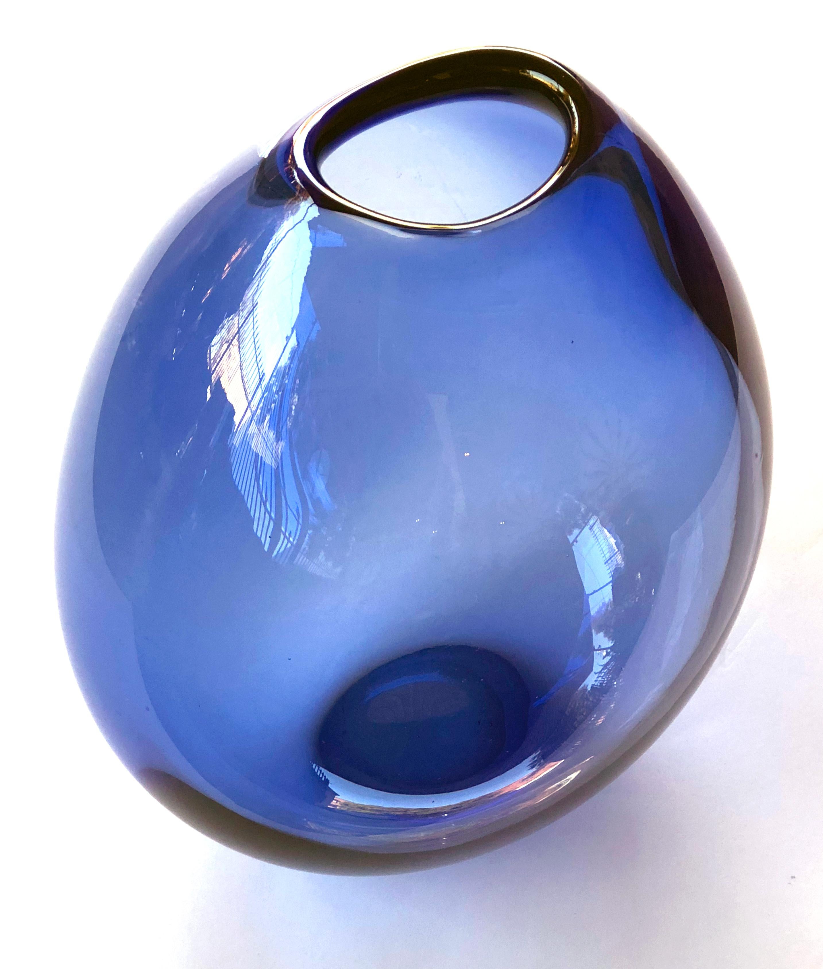 A good quality Danish 1960s blue glass teardrop vase by Per Lutken for Holmegaard; acid etched signature and dated 1961; perfect for mid-century decor or equally as fitting in a traditional setting; Per Lutken (1916-1998) was the unsurpassed master