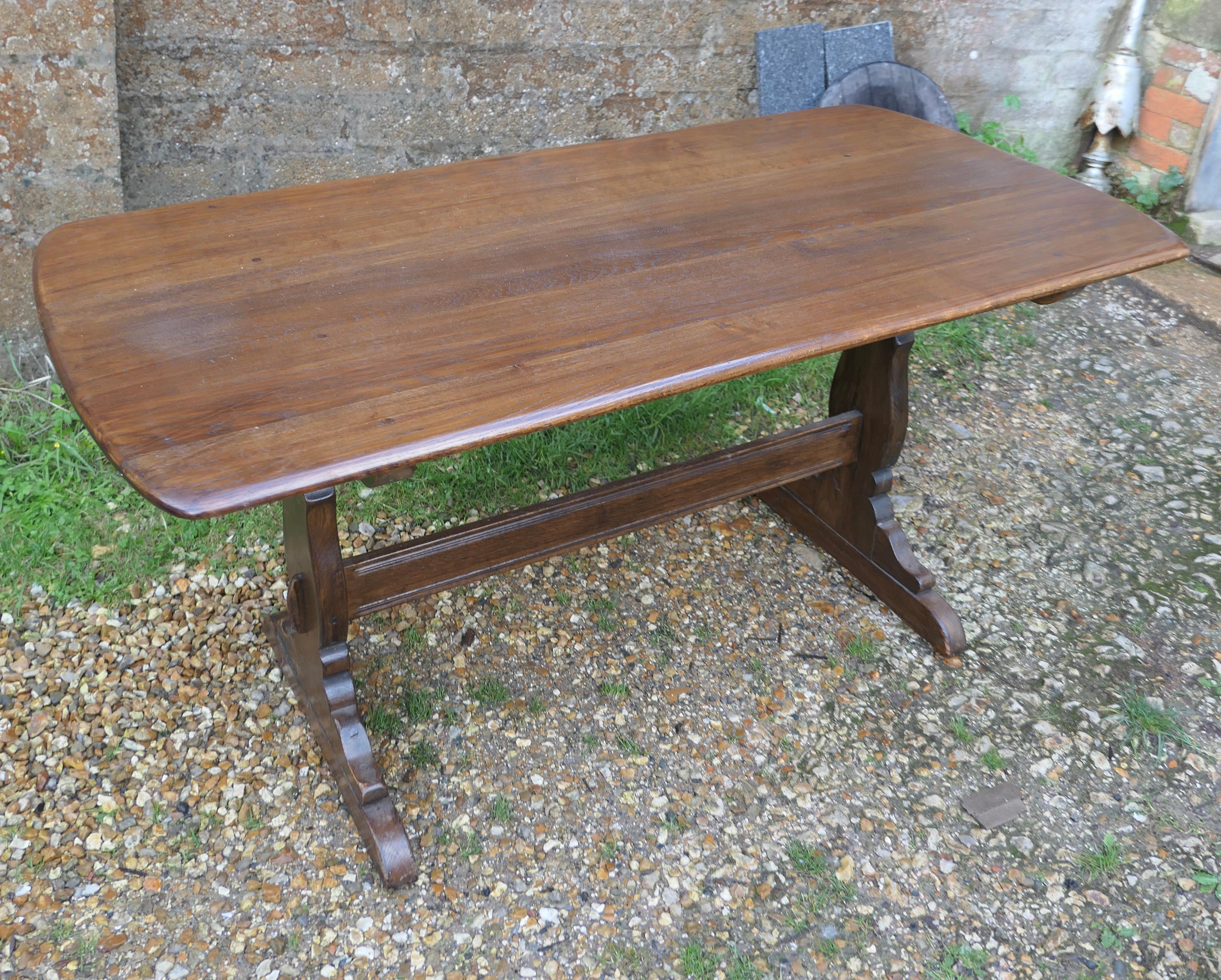Good Quality Elm Refectory Dining Table    In Good Condition For Sale In Chillerton, Isle of Wight