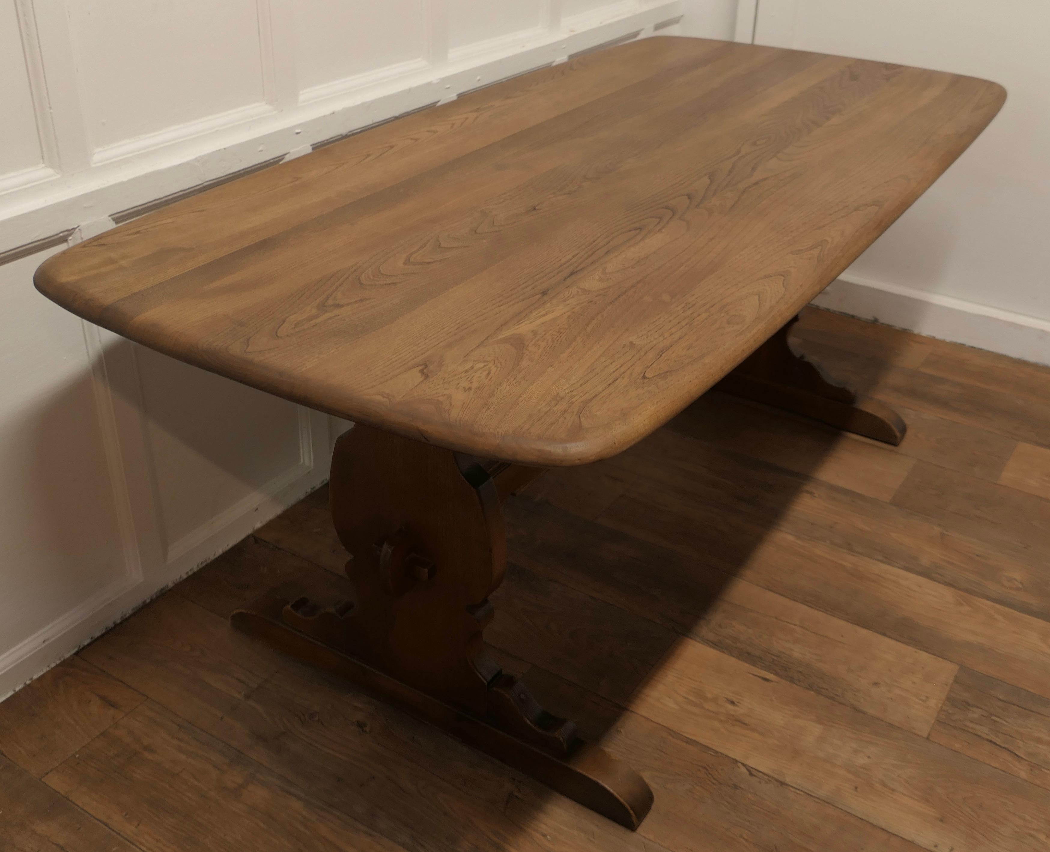 Good Quality Elm Refectory Dining Table This is a Superb Piece In Good Condition For Sale In Chillerton, Isle of Wight