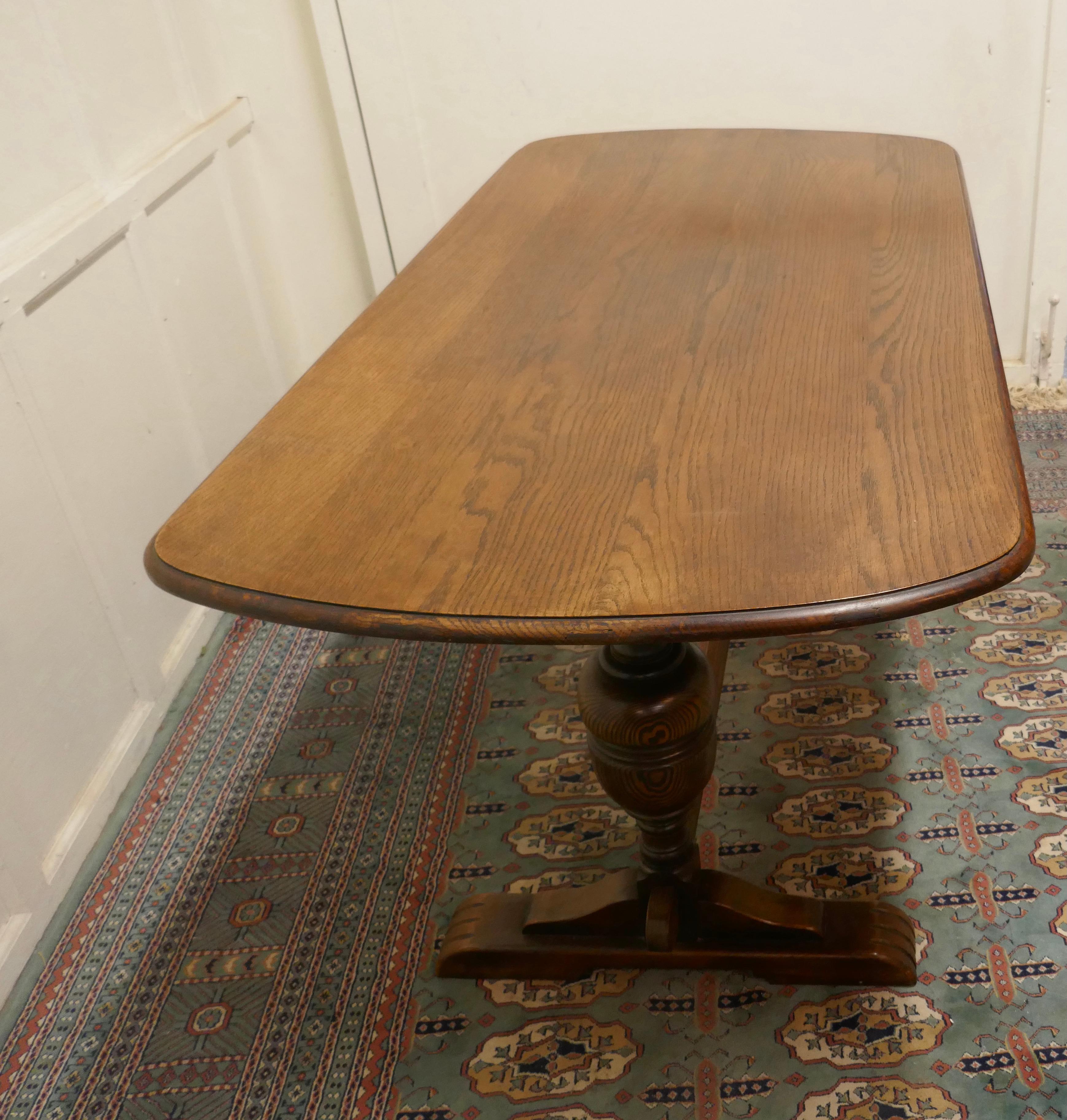 Good Quality Oak Refectory Dining Table In Good Condition In Chillerton, Isle of Wight