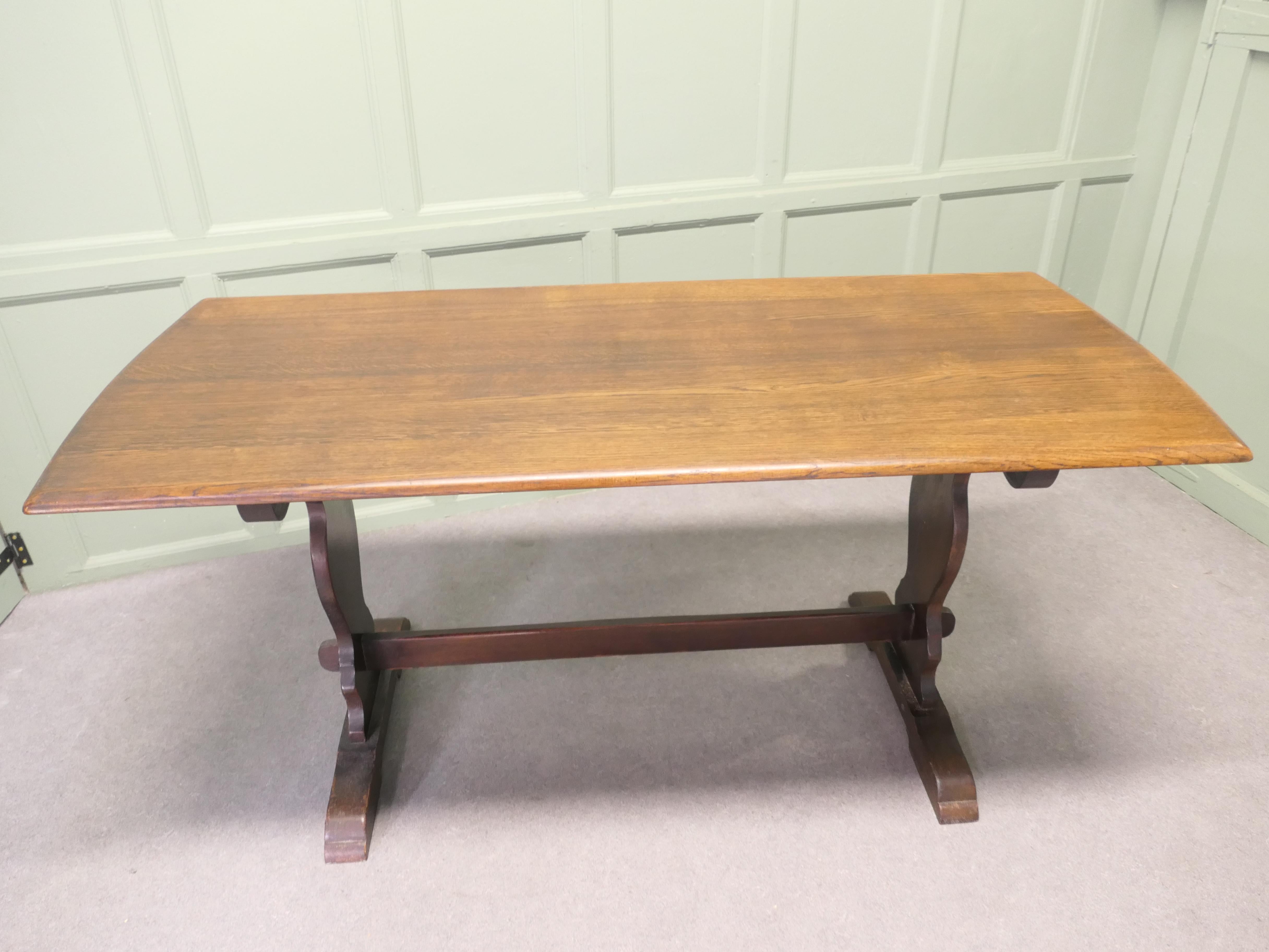 Good Quality Oak Refectory Dining Table This is a good quality Country Table Bon état - En vente à Godshill, Isle of Wight