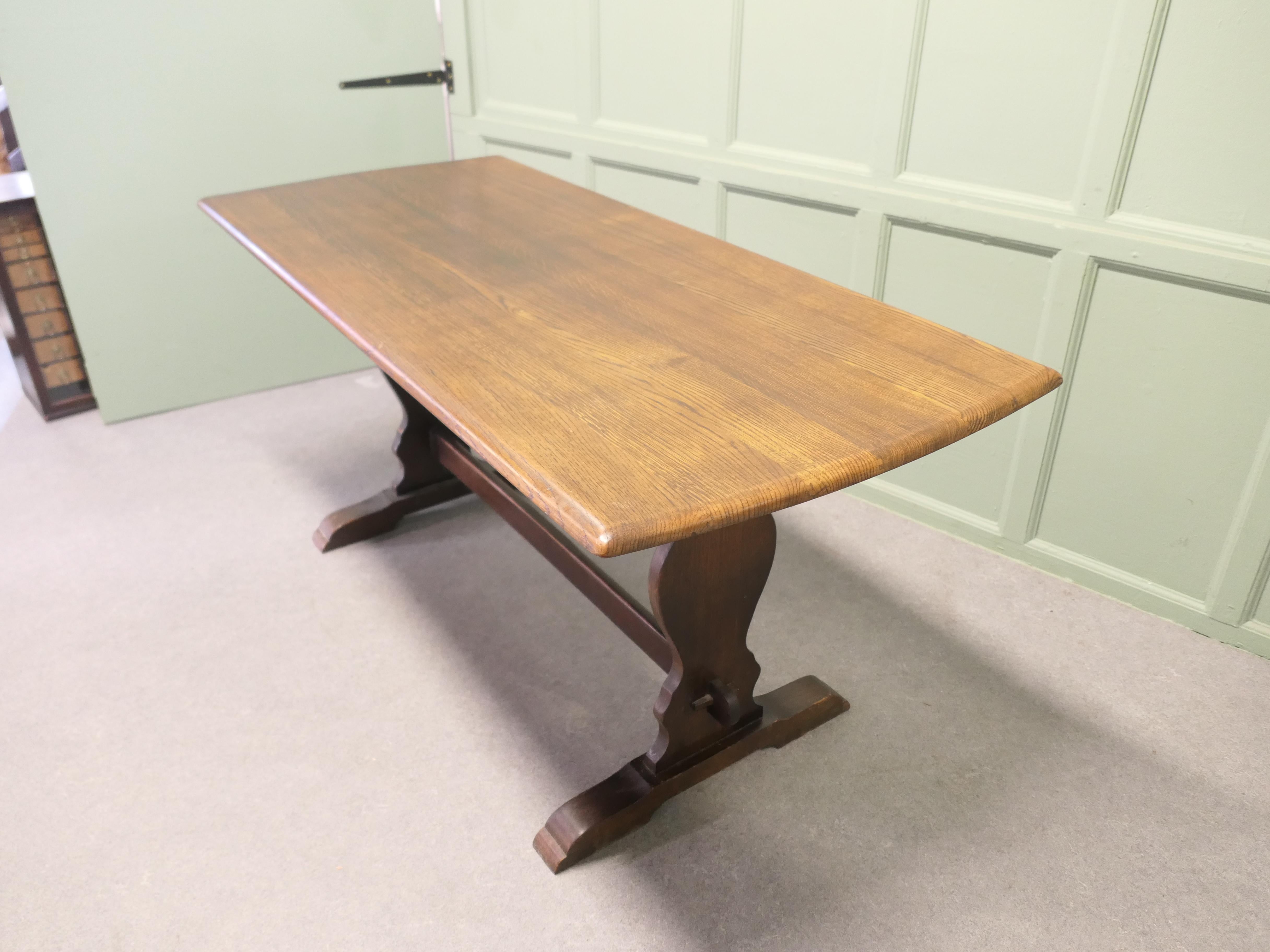 Milieu du XXe siècle Good Quality Oak Refectory Dining Table This is a good quality Country Table en vente