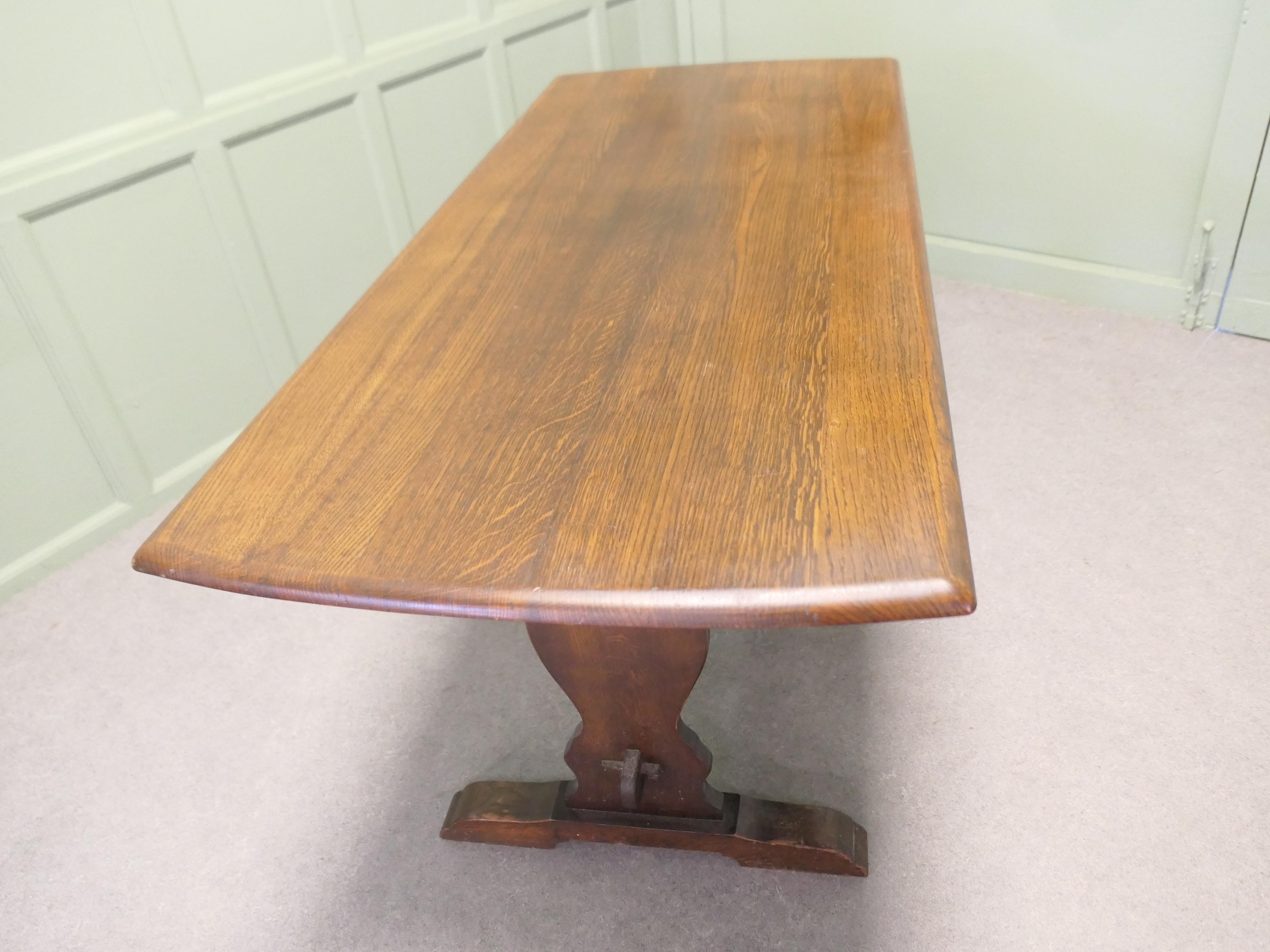 Chêne Good Quality Oak Refectory Dining Table This is a good quality Country Table en vente