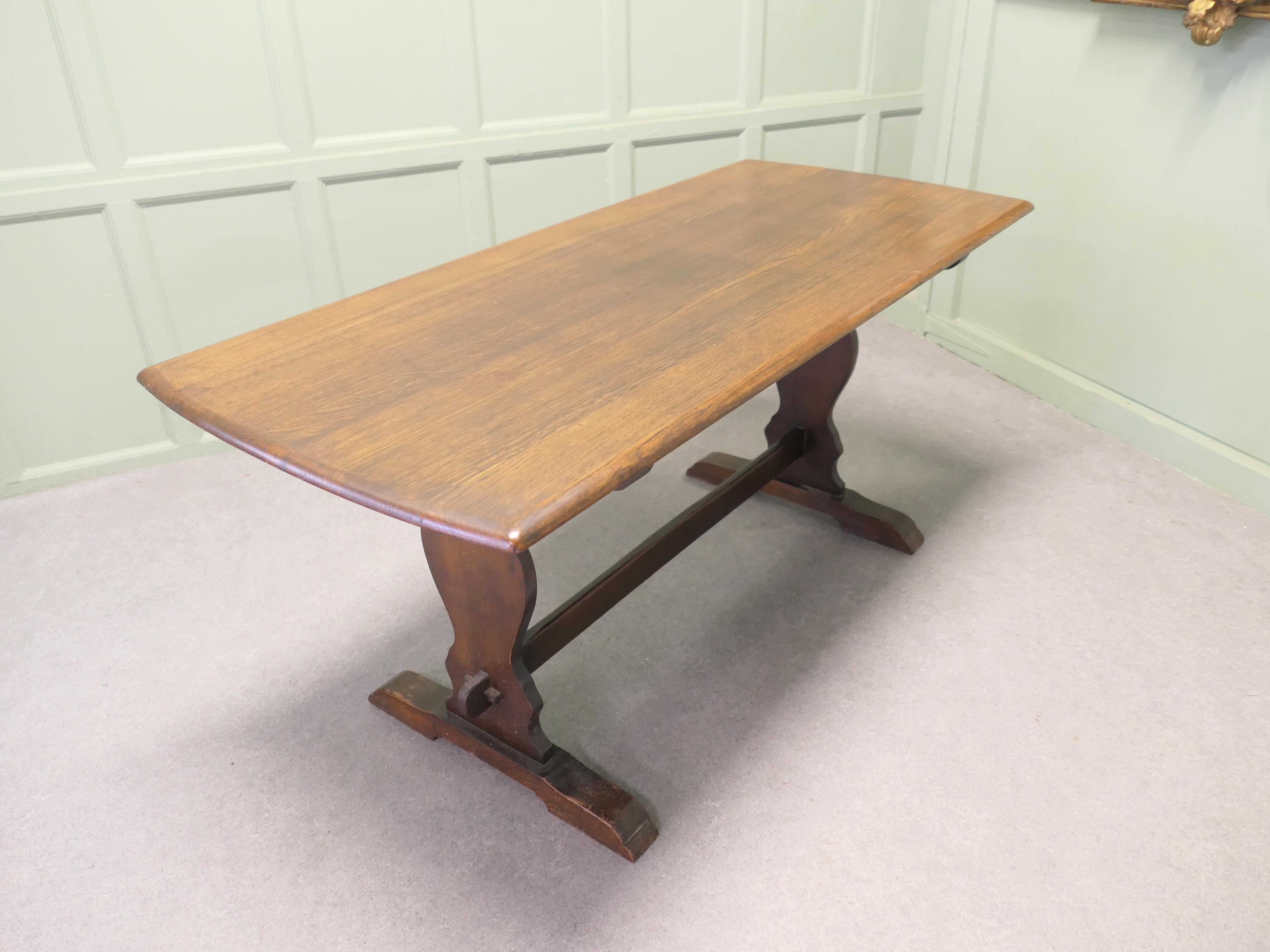 Good Quality Oak Refectory Dining Table This is a good quality Country Table en vente 1