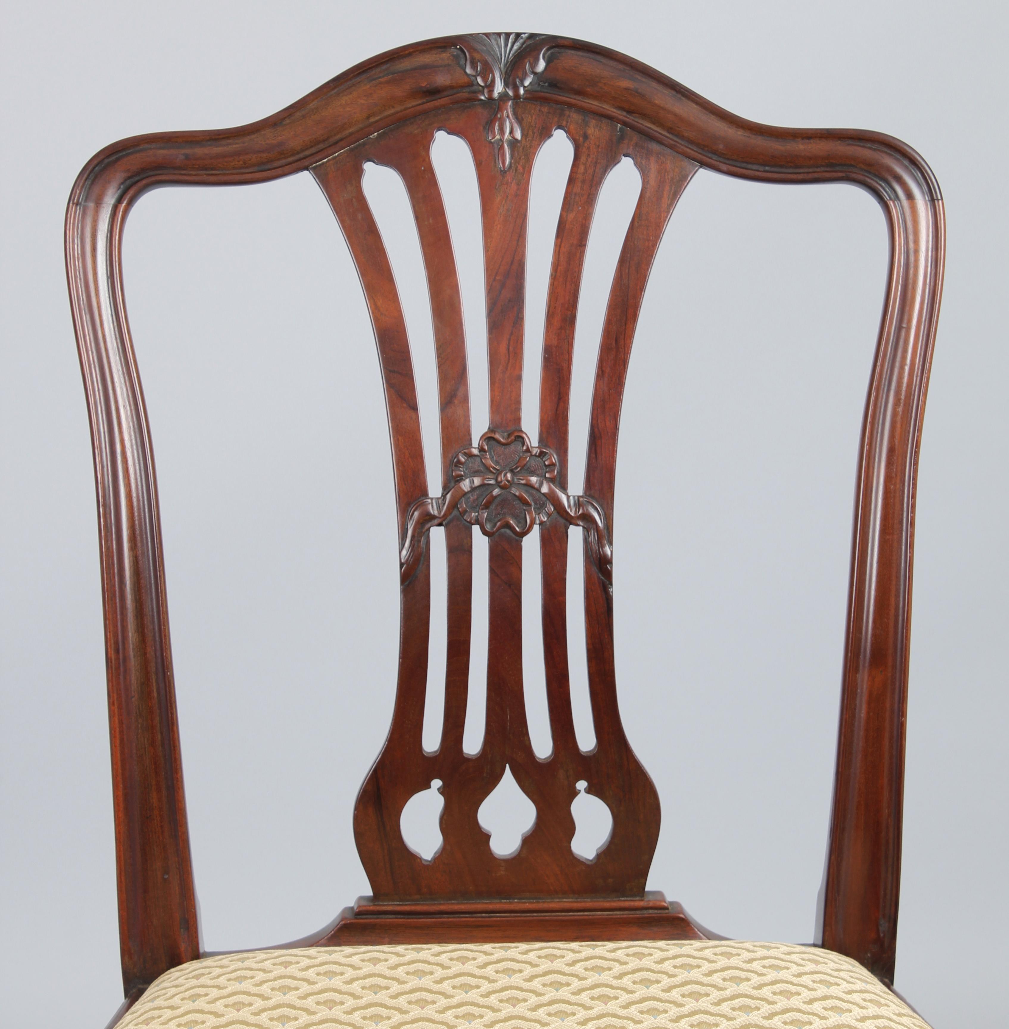 English Good Quality Set of Eight Mahogany Dining-Chairs in the Hepplewhite Style For Sale