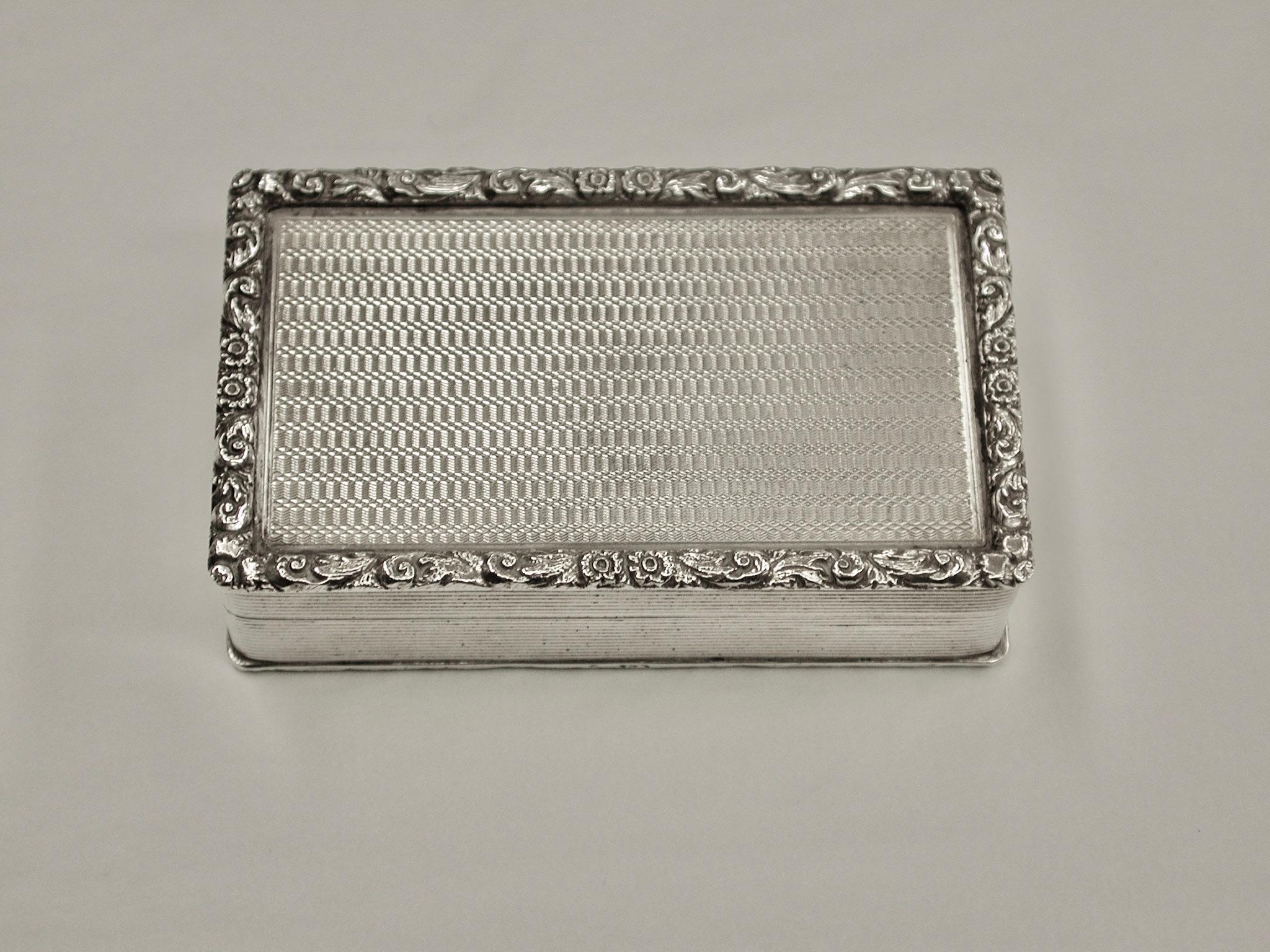Good quality silver Engine turned snuff box,1928, London Assay.
Made by Adolph Barach Davis, in a very high standard of workmanship.
There is no wear at all on the cast border or engine-turning.
4 Troy ounces.