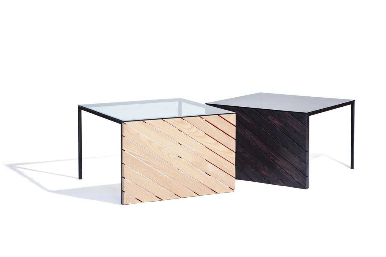 Frêne Table basse en frêne avec cadre en acier et plateau en verre gris Hinterland Design en vente