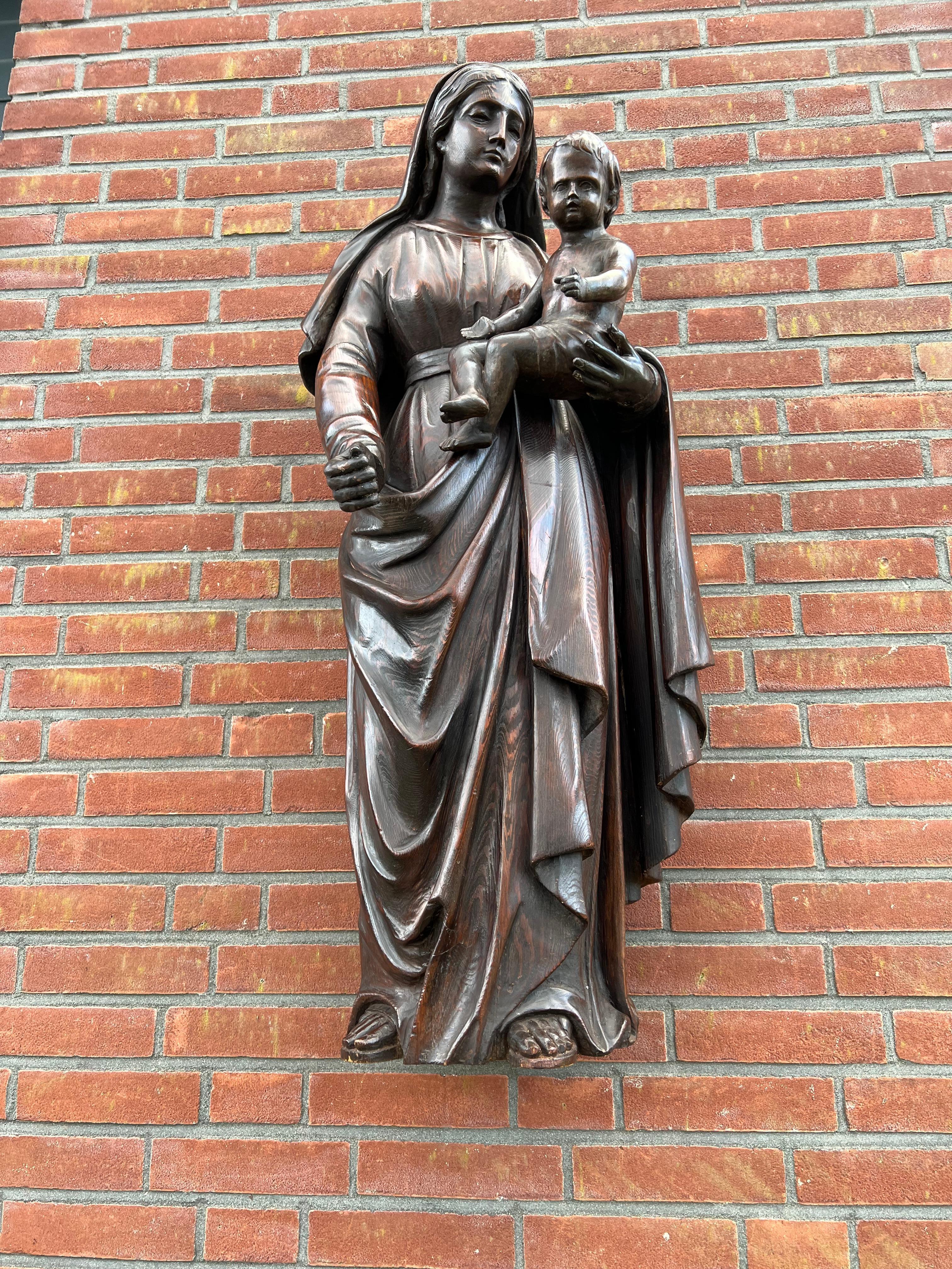 XIXe siècle Statue ancienne en chêne sculpté de bonne qualité représentant Mère Marie et son enfant Jésus en vente