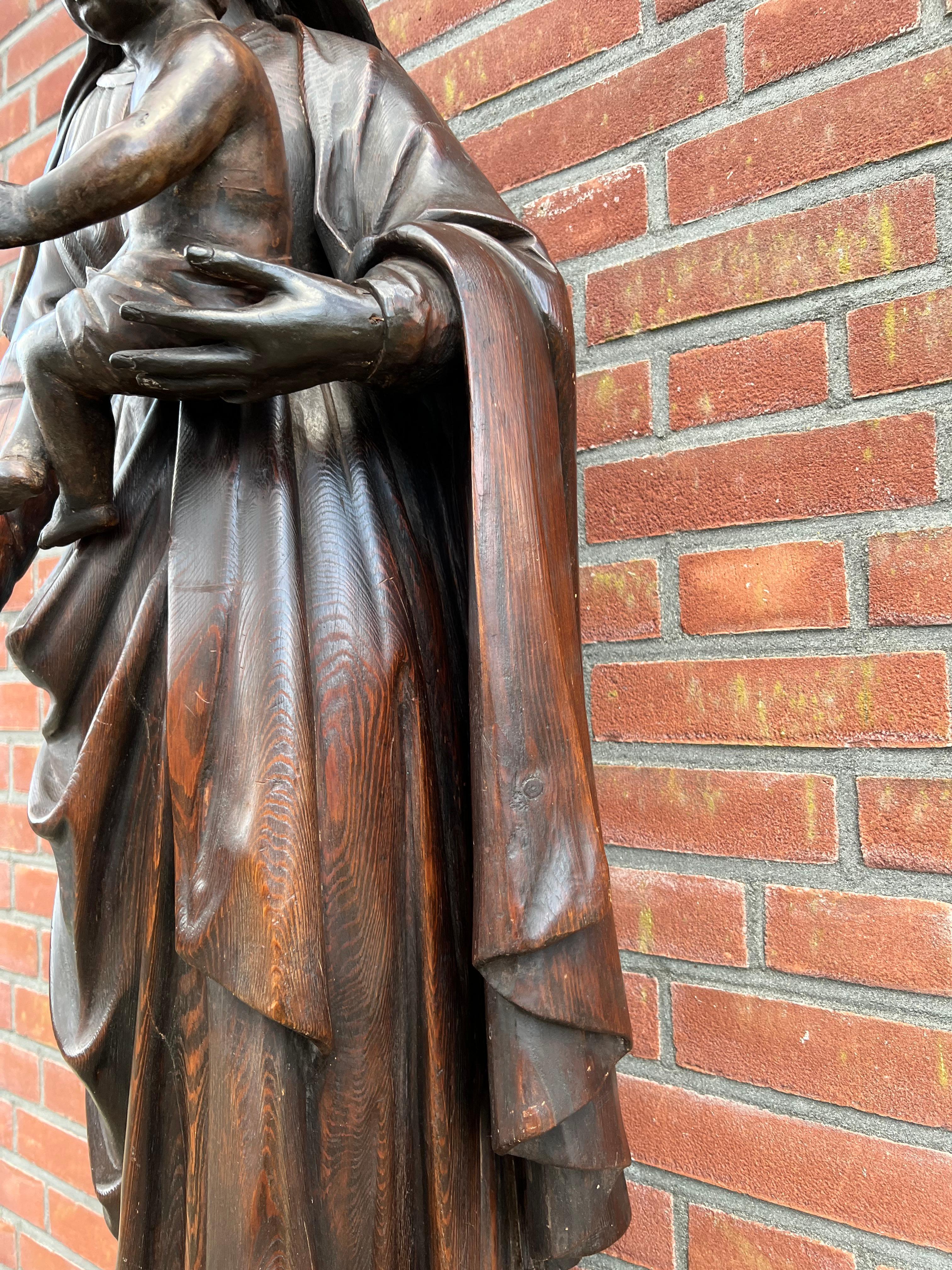 Statue ancienne en chêne sculpté de bonne qualité représentant Mère Marie et son enfant Jésus en vente 1