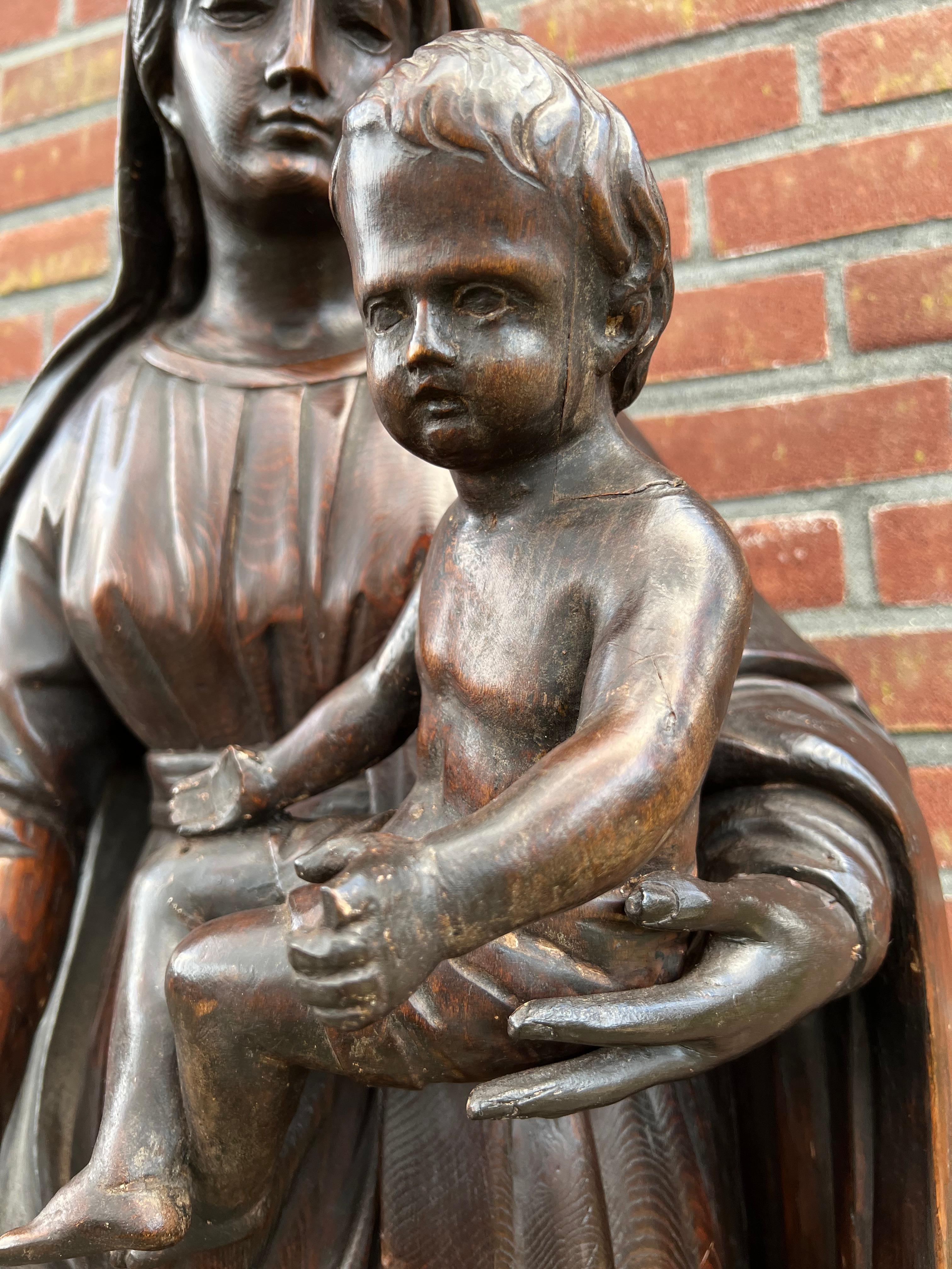 Statue ancienne en chêne sculpté de bonne qualité représentant Mère Marie et son enfant Jésus en vente 2