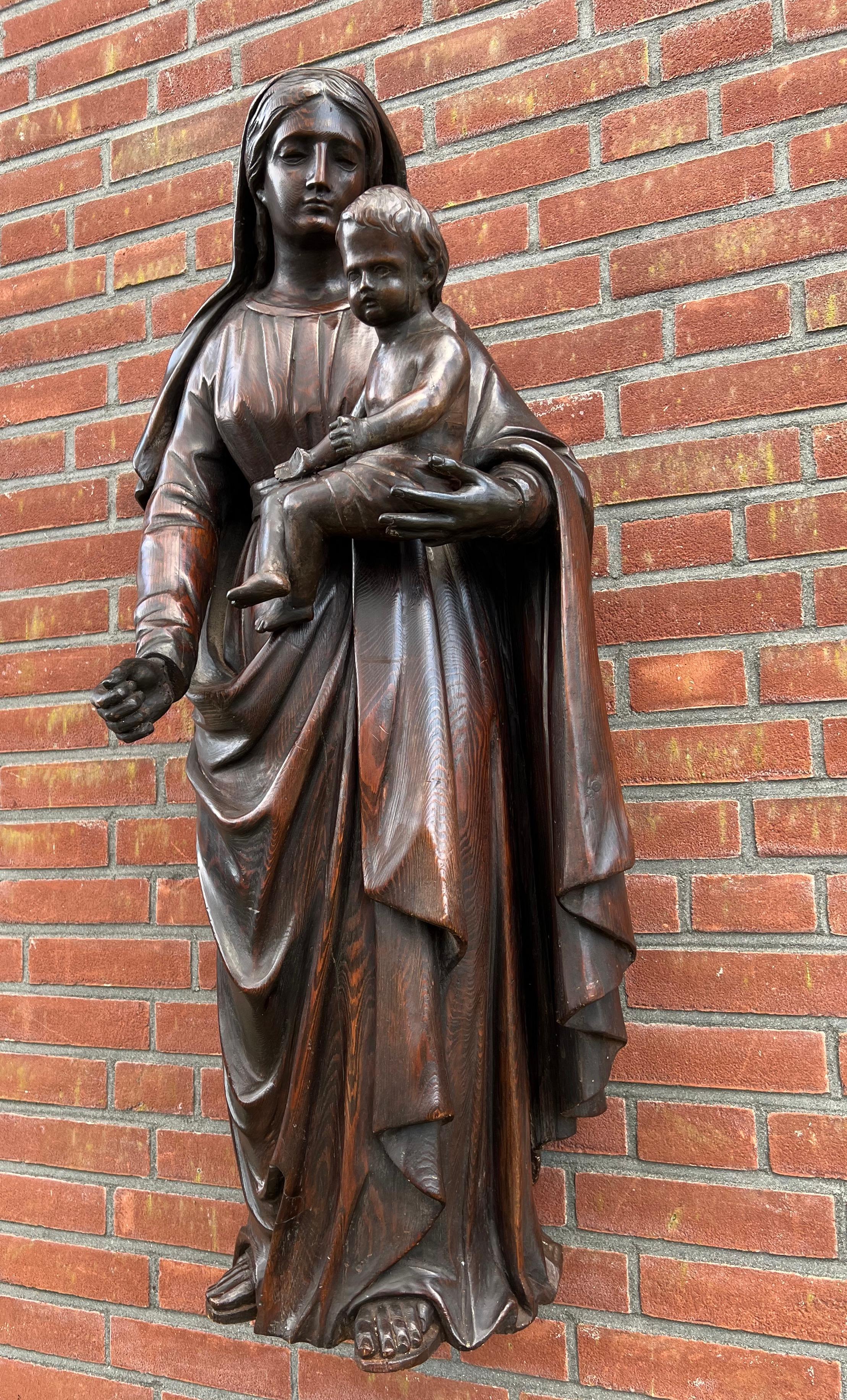 Statue ancienne en chêne sculpté de bonne qualité représentant Mère Marie et son enfant Jésus en vente 3