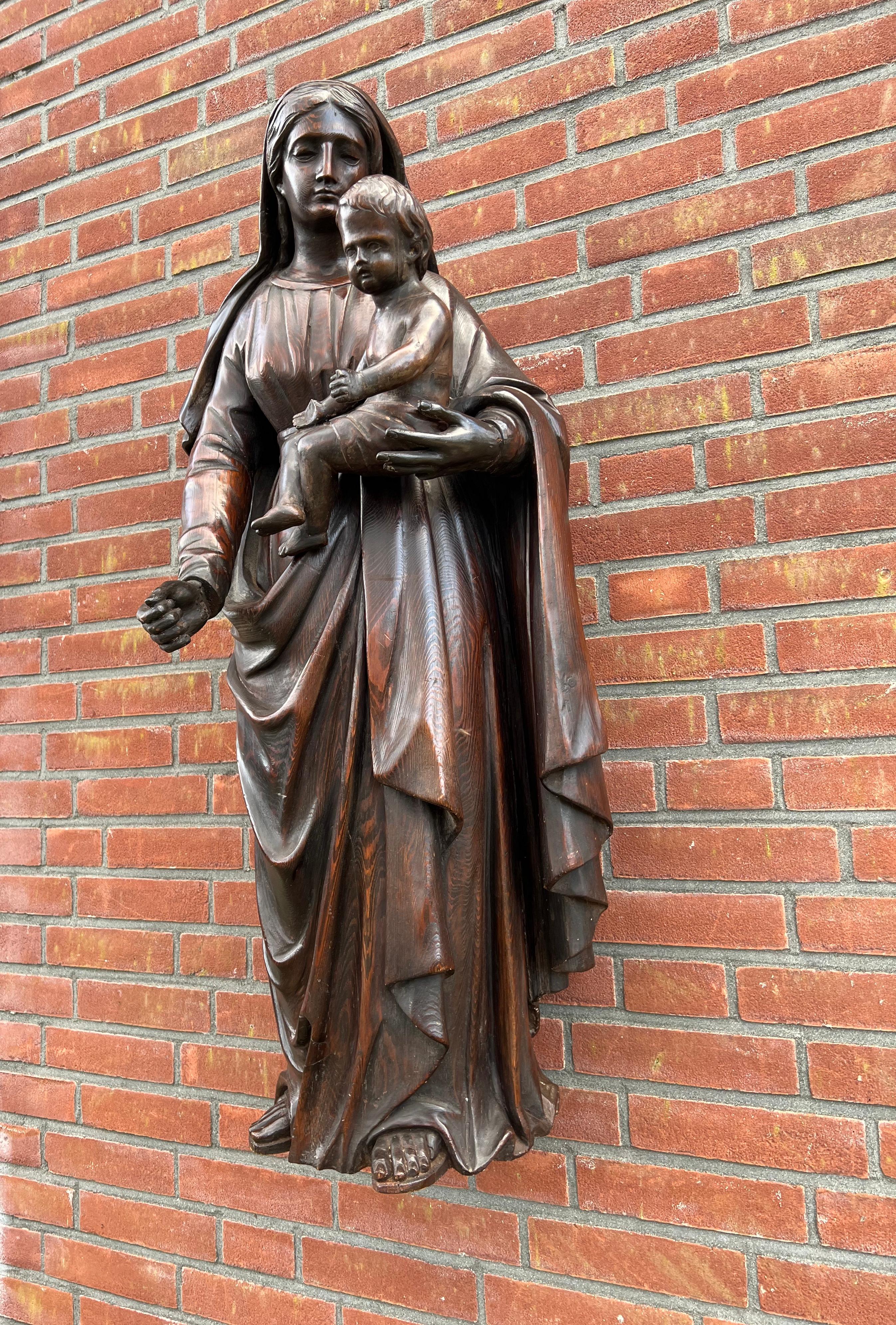 Statue ancienne en chêne sculpté de bonne qualité représentant Mère Marie et son enfant Jésus en vente 4