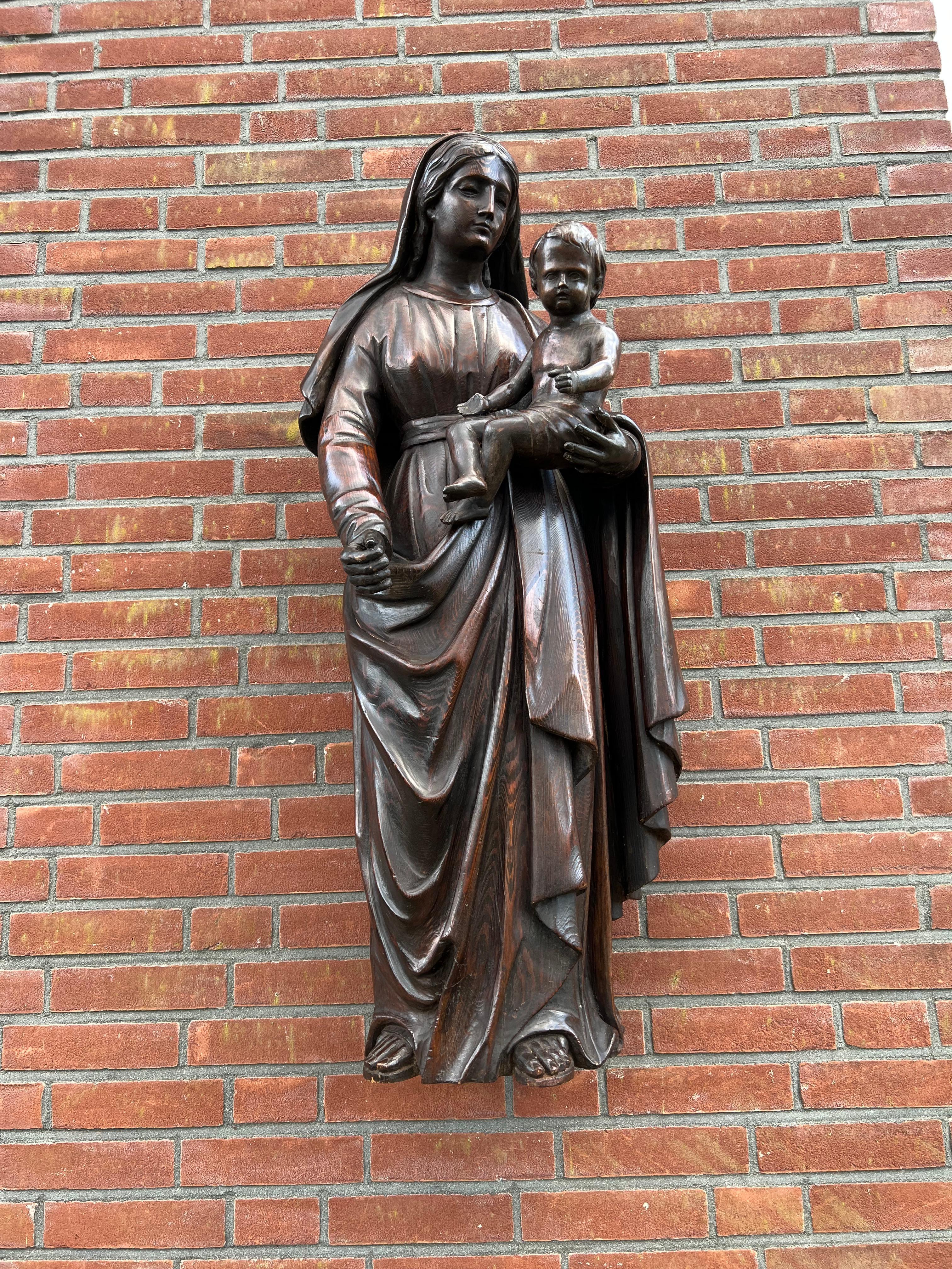 Statue ancienne en chêne sculpté de bonne qualité représentant Mère Marie et son enfant Jésus en vente 5